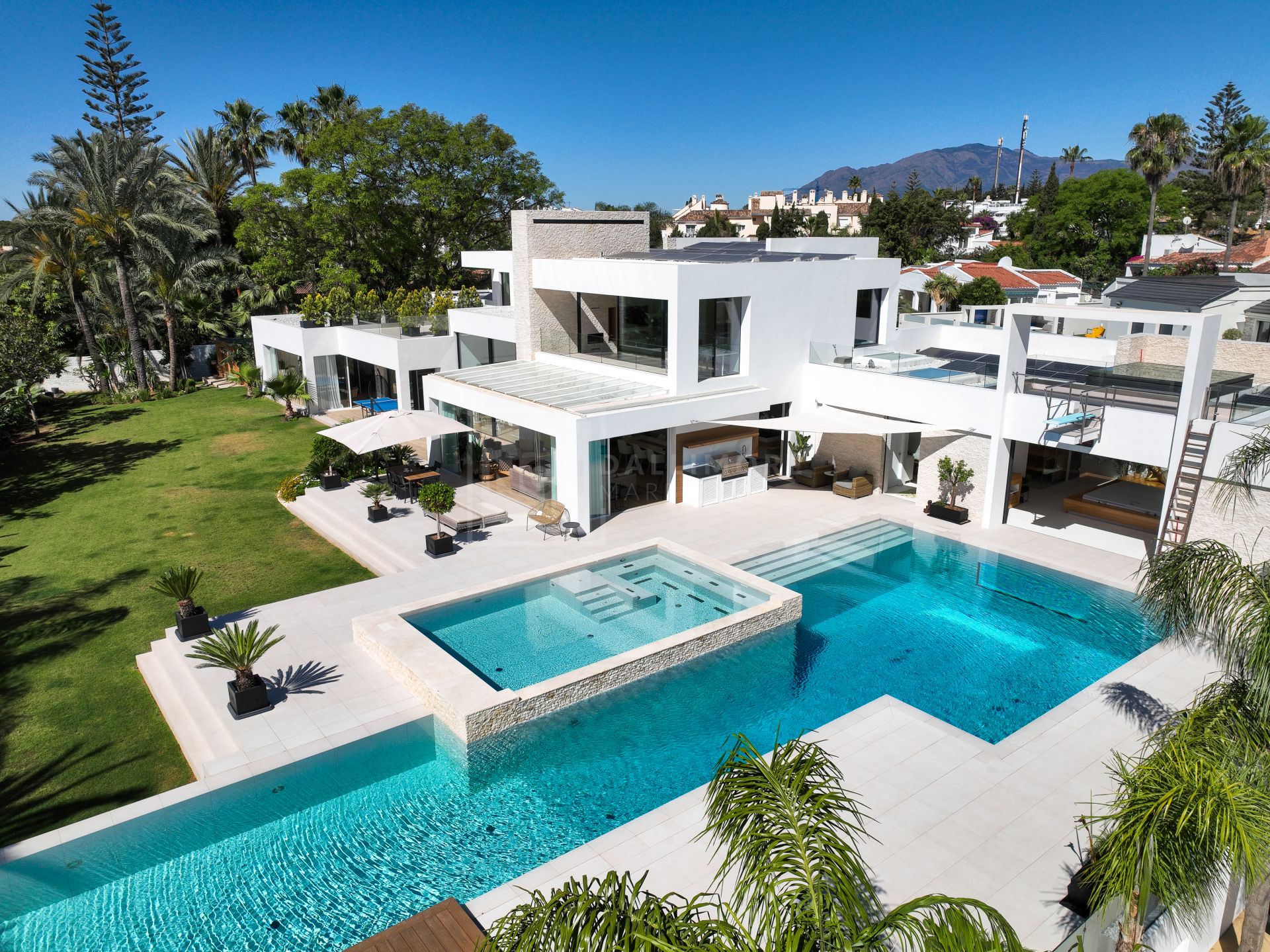 Grand Contemporary Villa With Infinity Pool, Cinema Room and Tennis Court