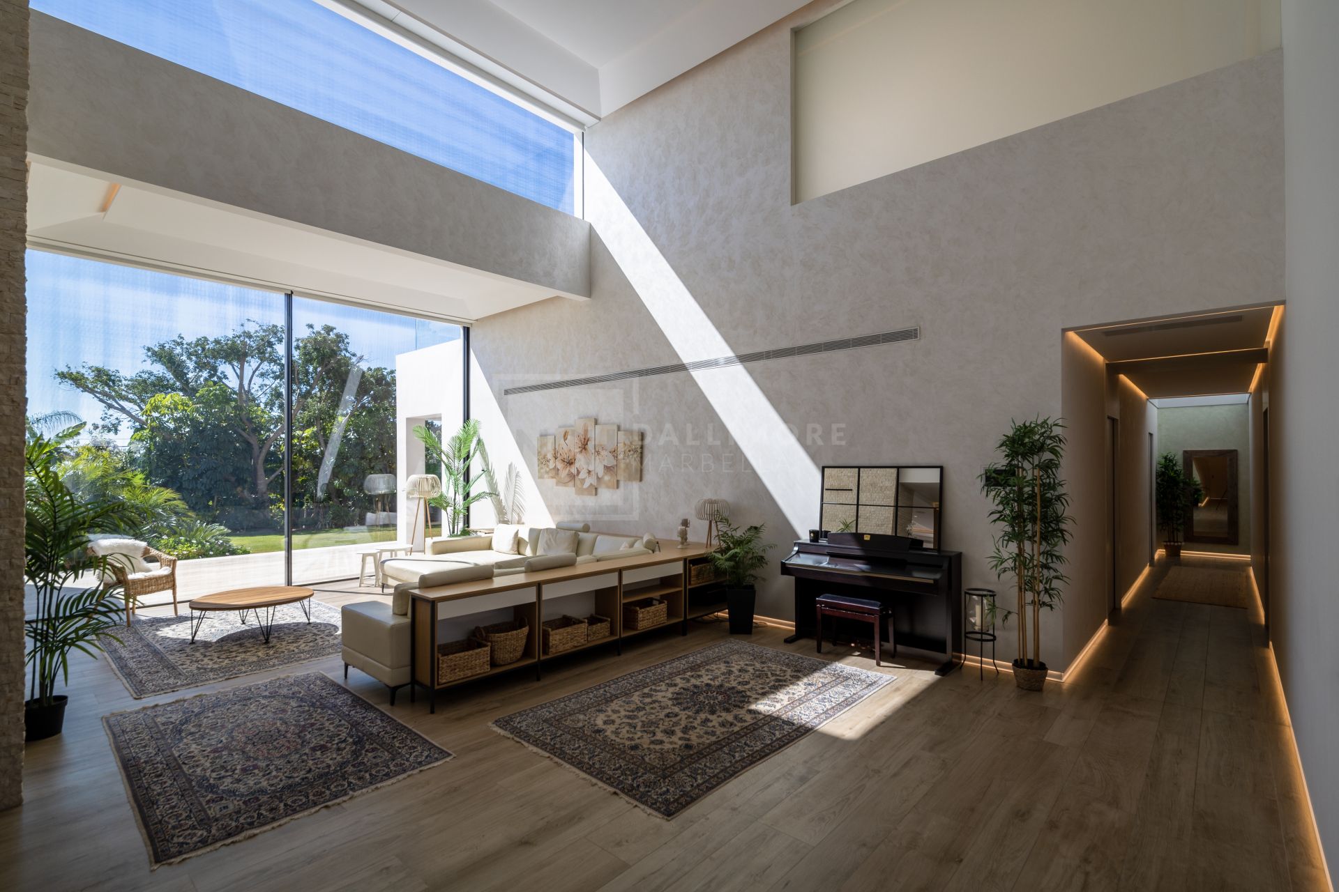 Grand Contemporary Villa With Infinity Pool, Cinema Room and Tennis Court
