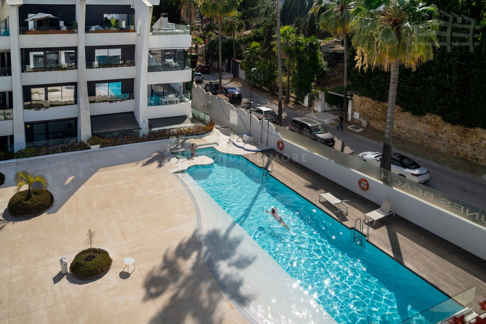 Ático moderno de 3 dormitorios situado junto a la playa en Marbella Este