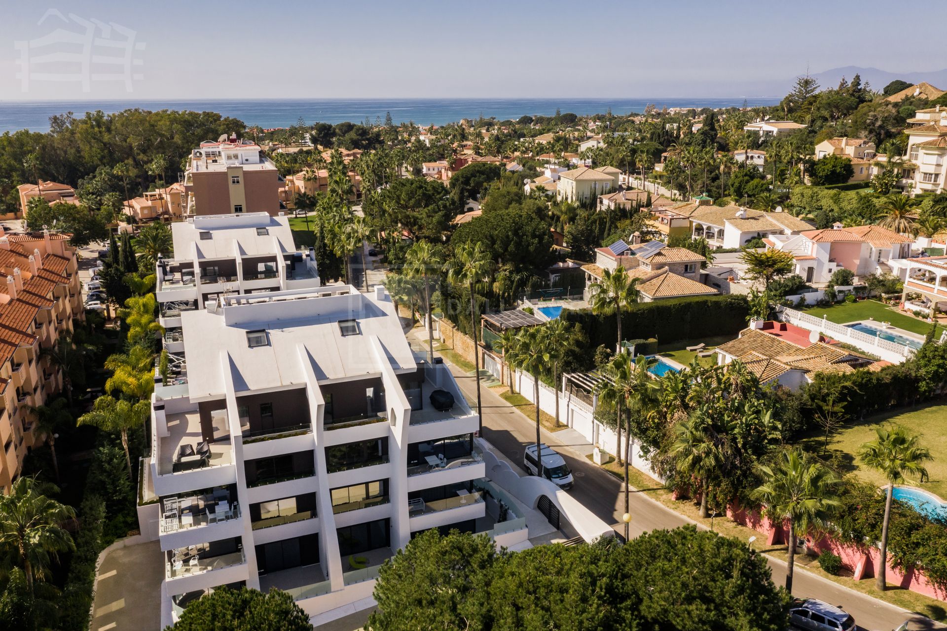 Ático moderno de 3 dormitorios situado junto a la playa en Marbella Este