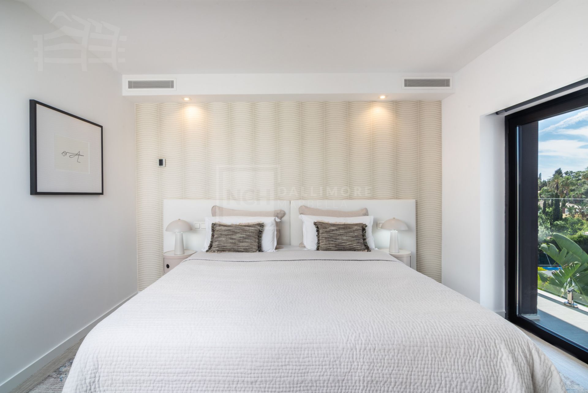 Ático moderno de 3 dormitorios situado junto a la playa en Marbella Este