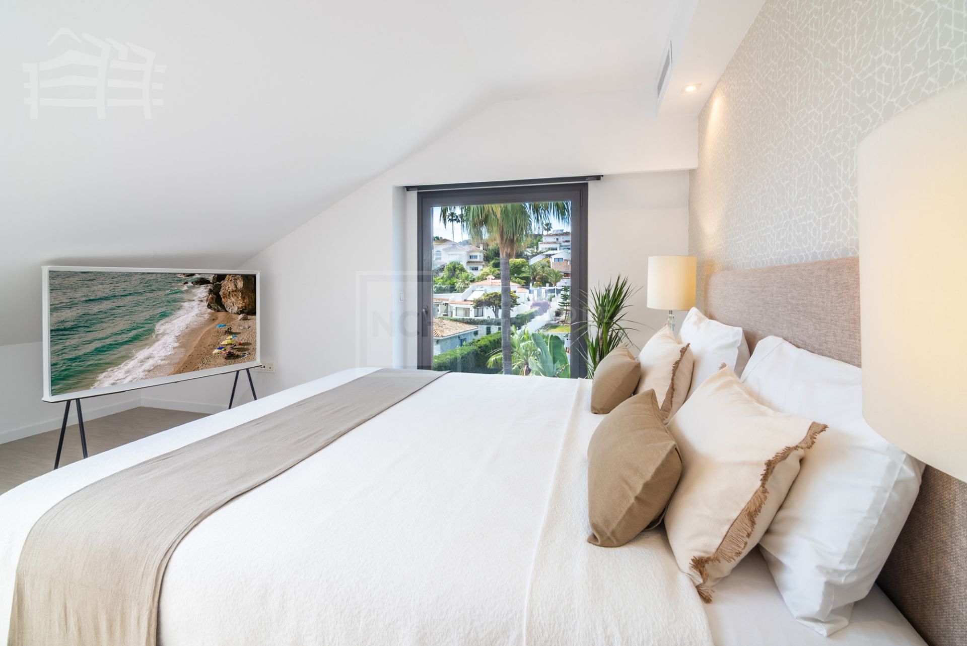 Ático moderno de 3 dormitorios situado junto a la playa en Marbella Este