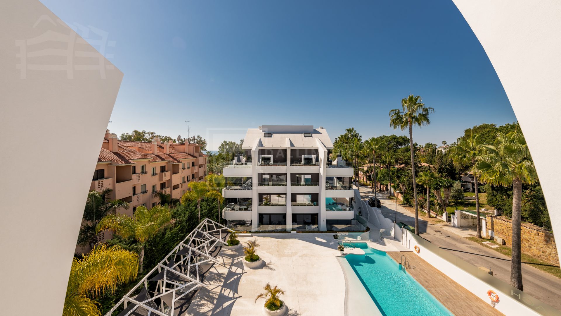 Ático moderno de 3 dormitorios situado junto a la playa en Marbella Este