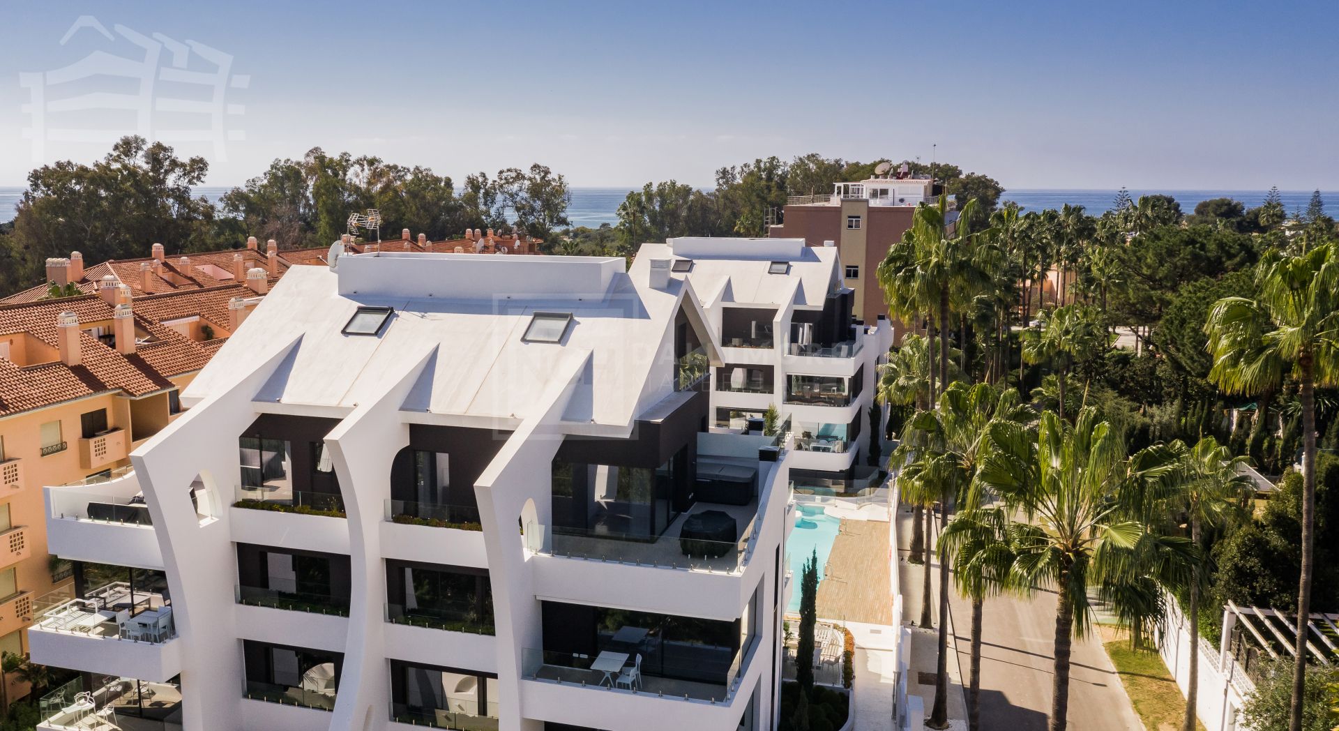 Ático moderno de 3 dormitorios situado junto a la playa en Marbella Este
