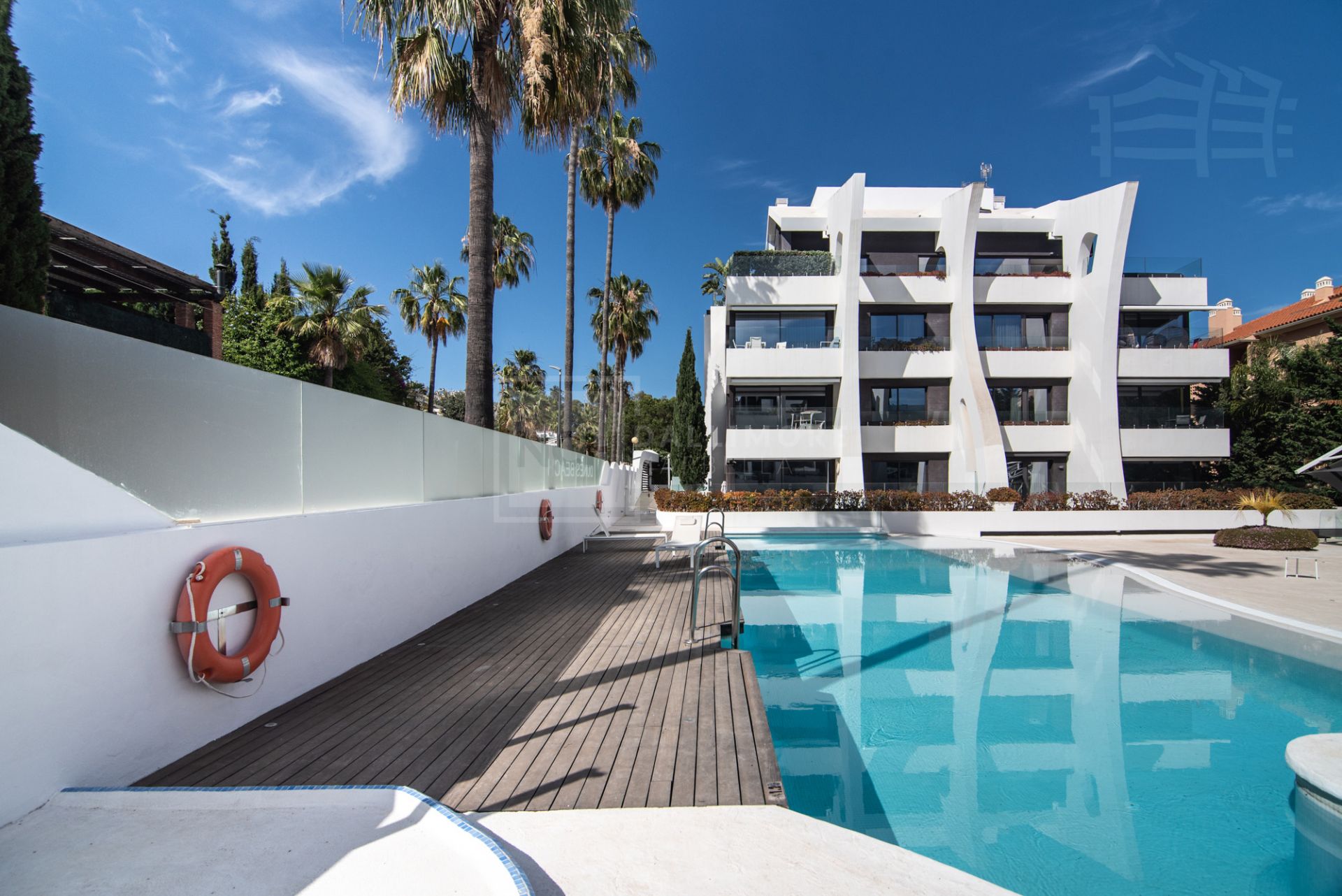 Ático moderno de 3 dormitorios situado junto a la playa en Marbella Este