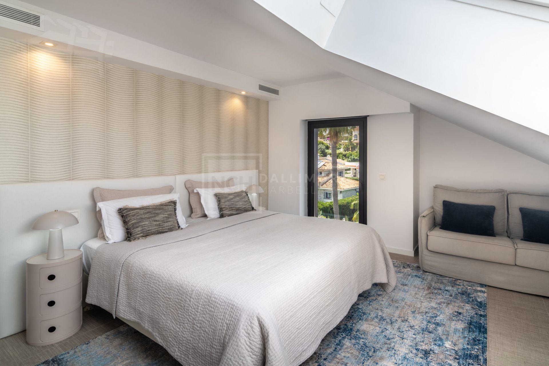 Ático moderno de 3 dormitorios situado junto a la playa en Marbella Este