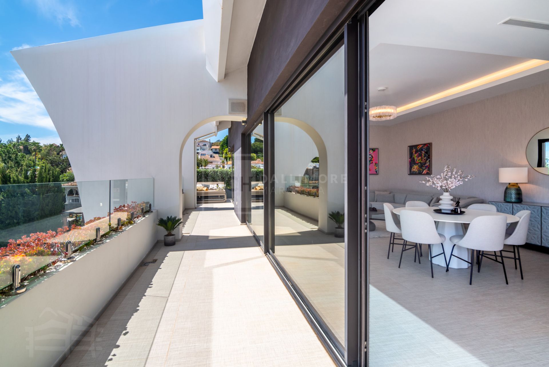 Ático moderno de 3 dormitorios situado junto a la playa en Marbella Este
