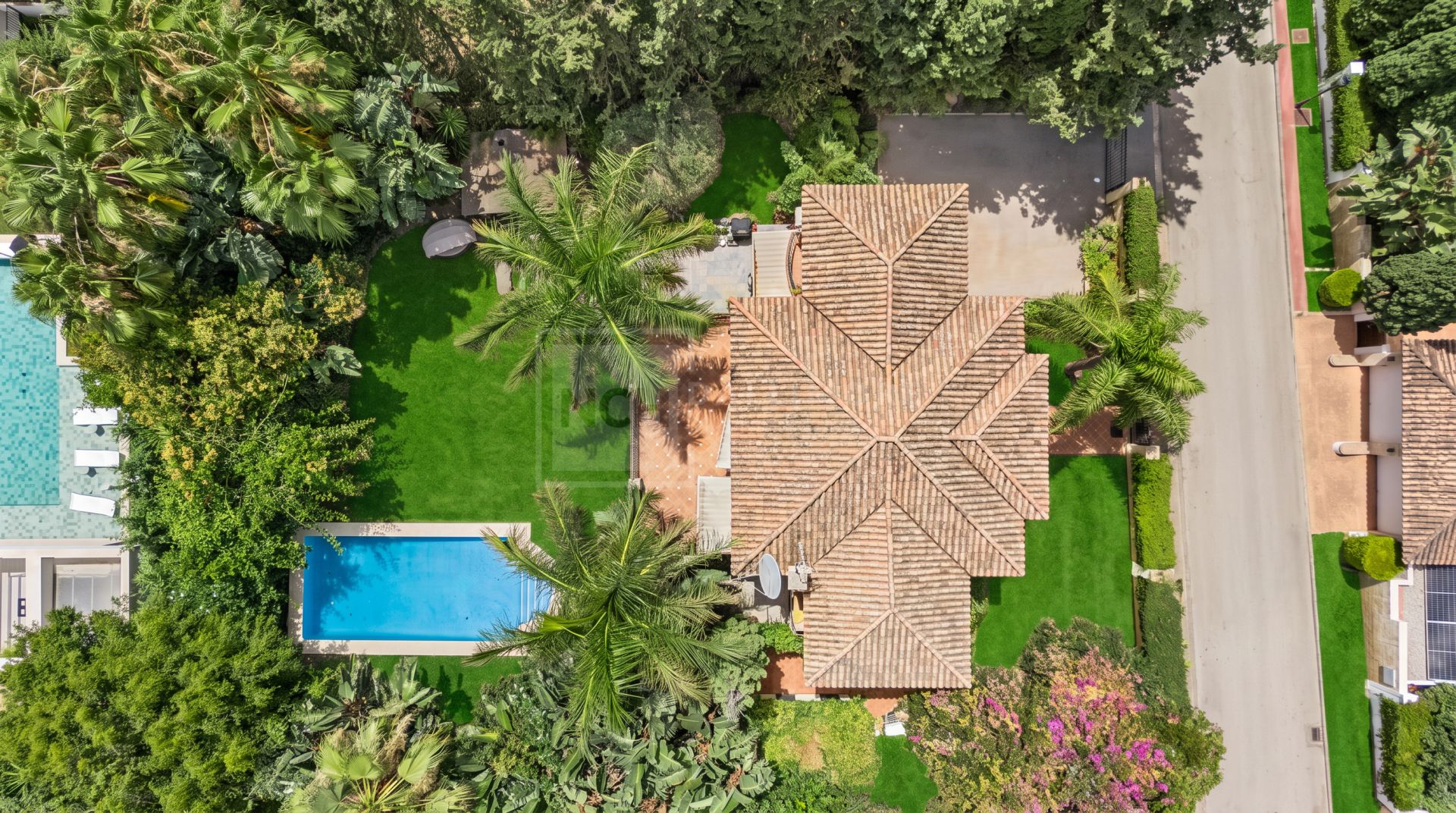 Elegant Villa For Sale in Nueva Andalucia, Marbella