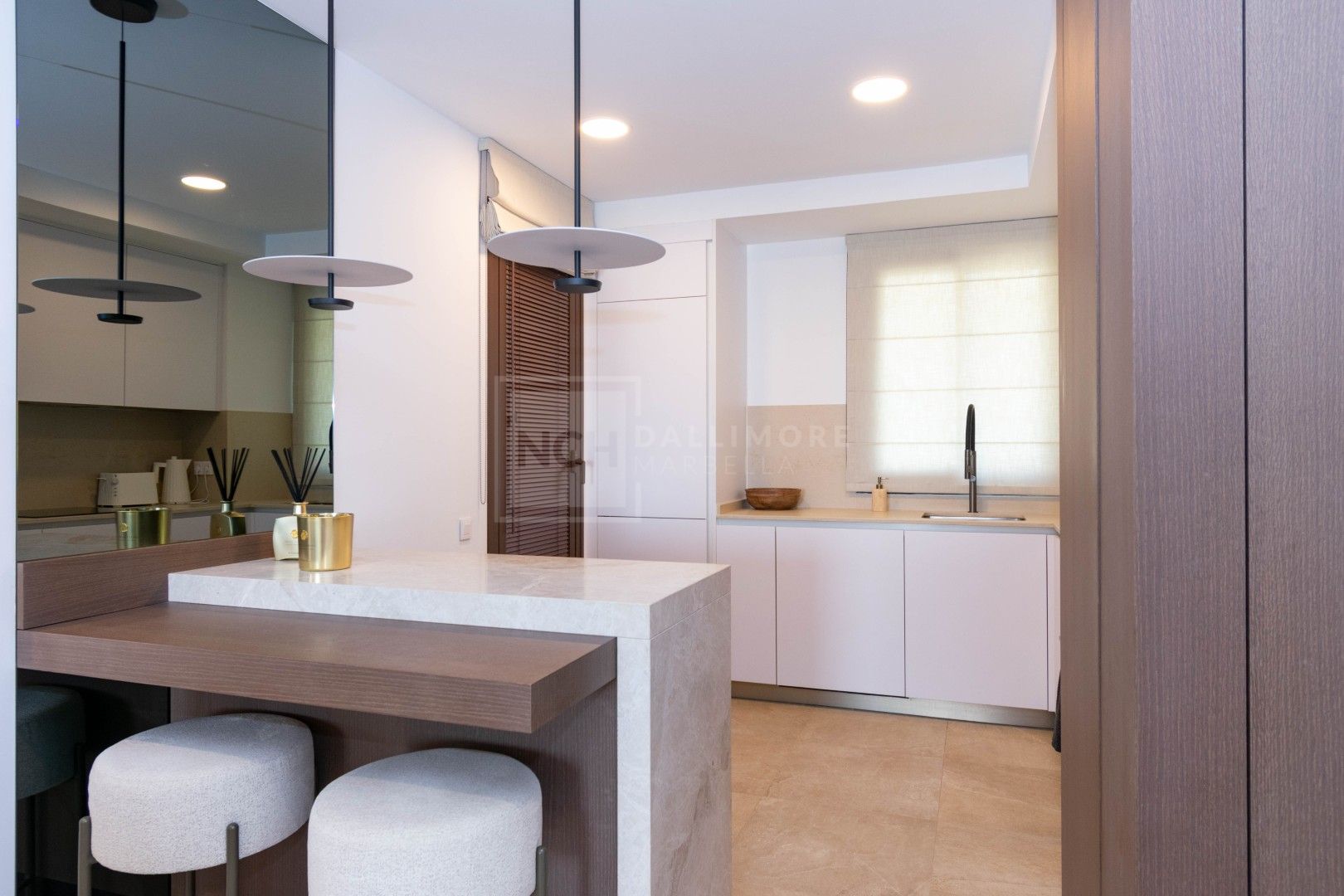 Contemporary Luxury Penthouse with Panoramic Sea Views and Private Rooftop Jacuzzi in Las Mesas, Estepona