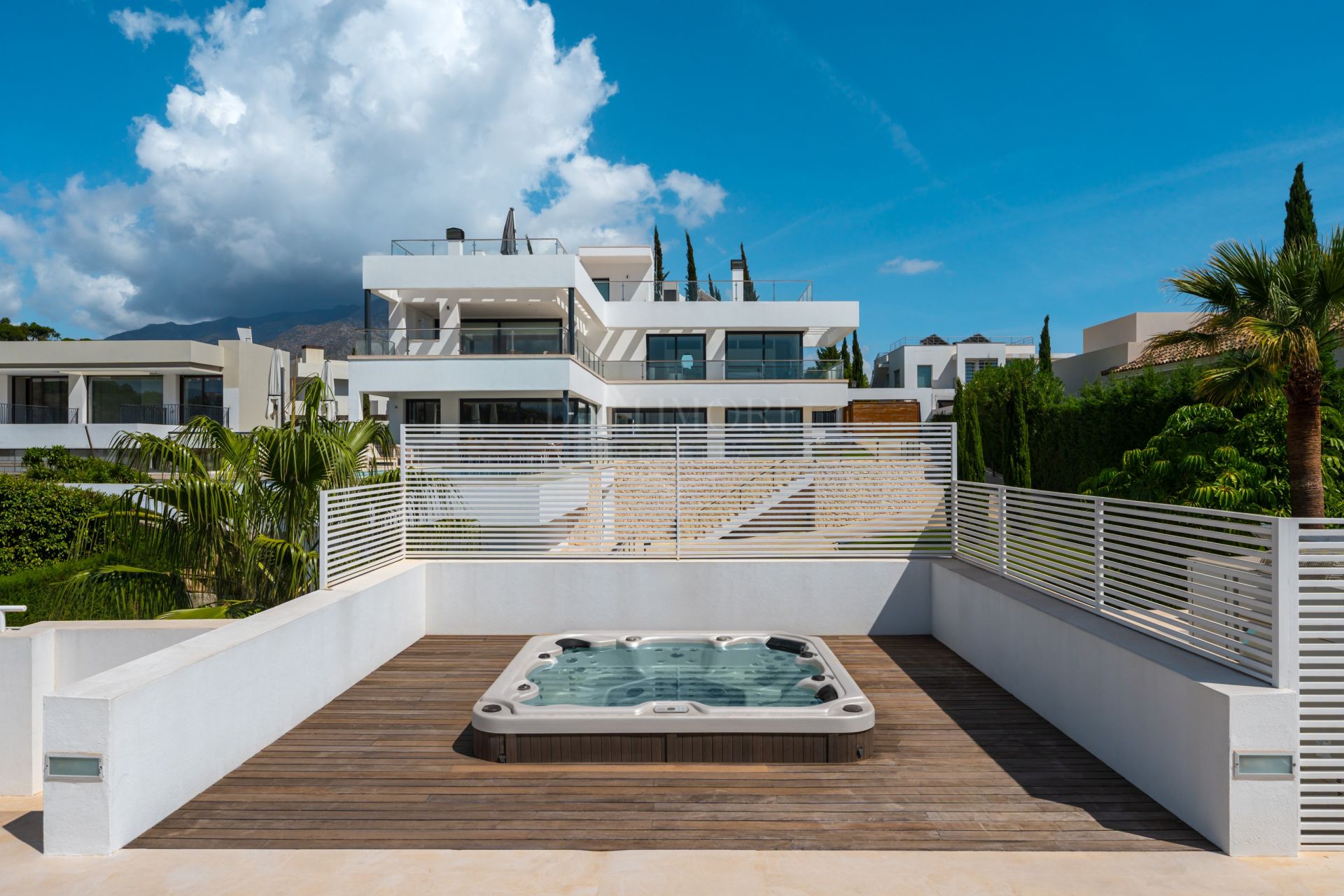 Five-Bedroom Villa with Pool and Panoramic Solarium