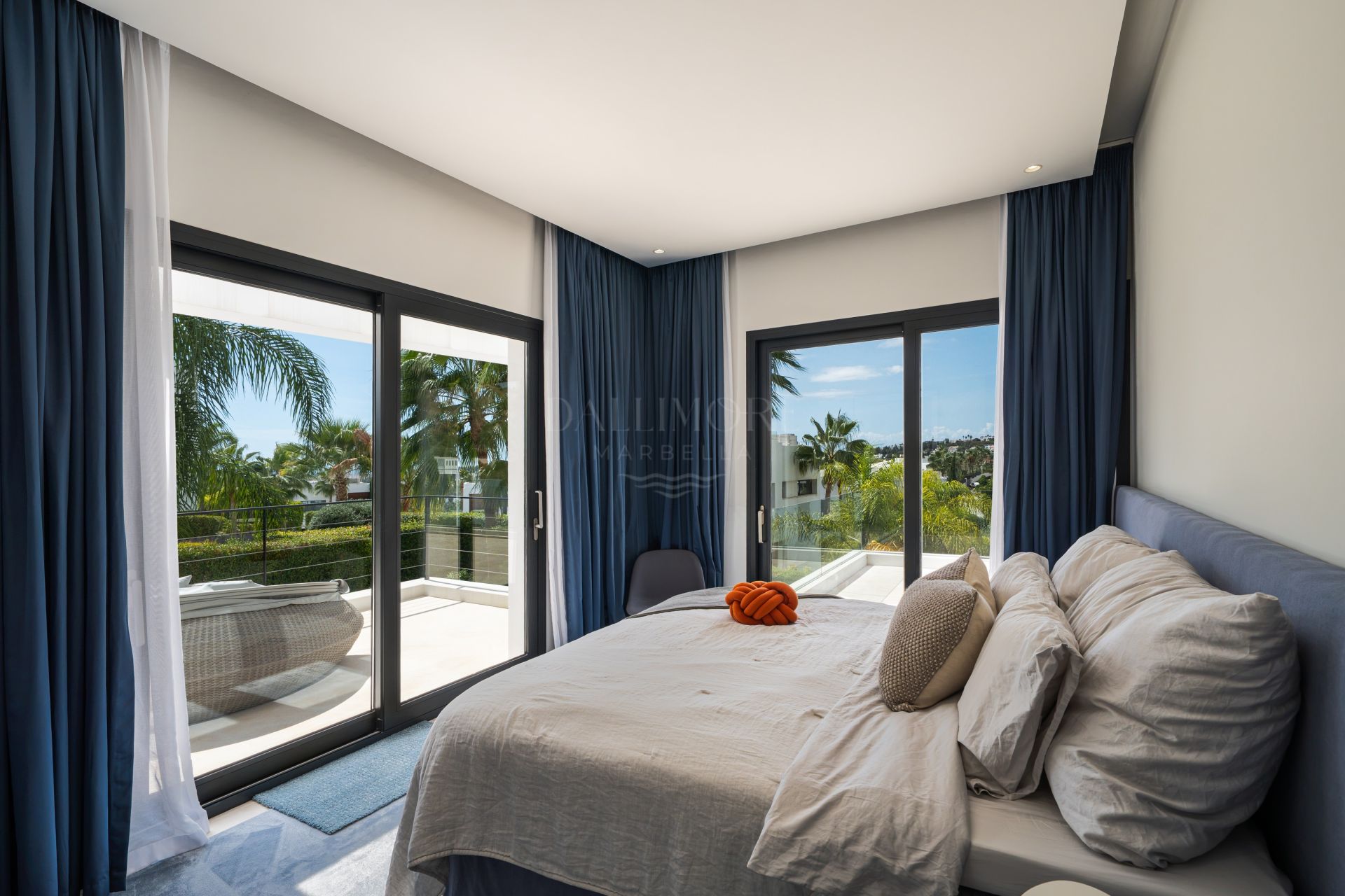 Five-Bedroom Villa with Pool and Panoramic Solarium