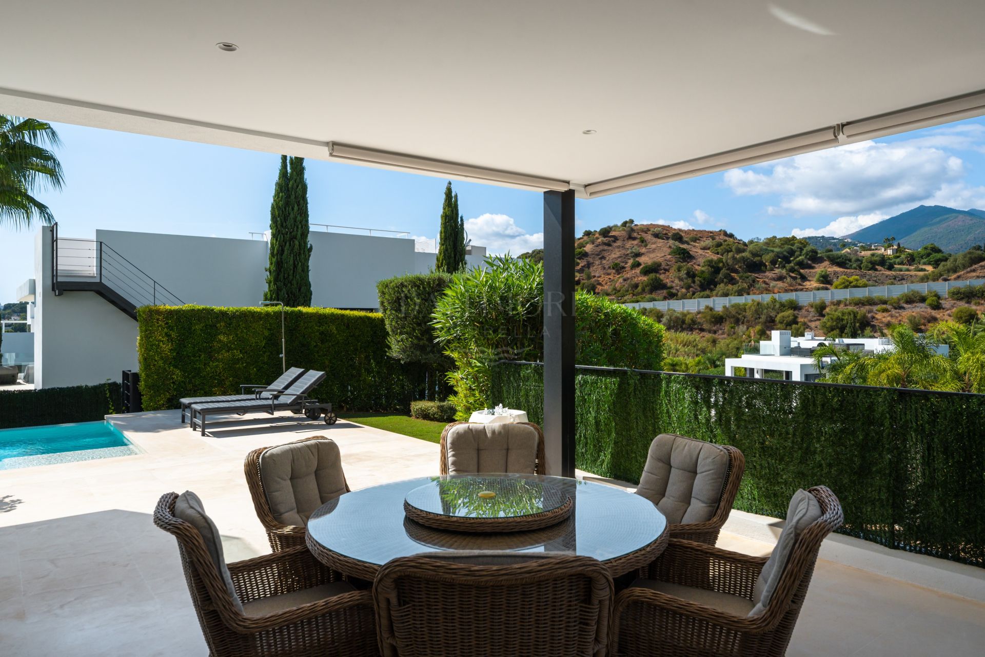 Five-Bedroom Villa with Pool and Panoramic Solarium