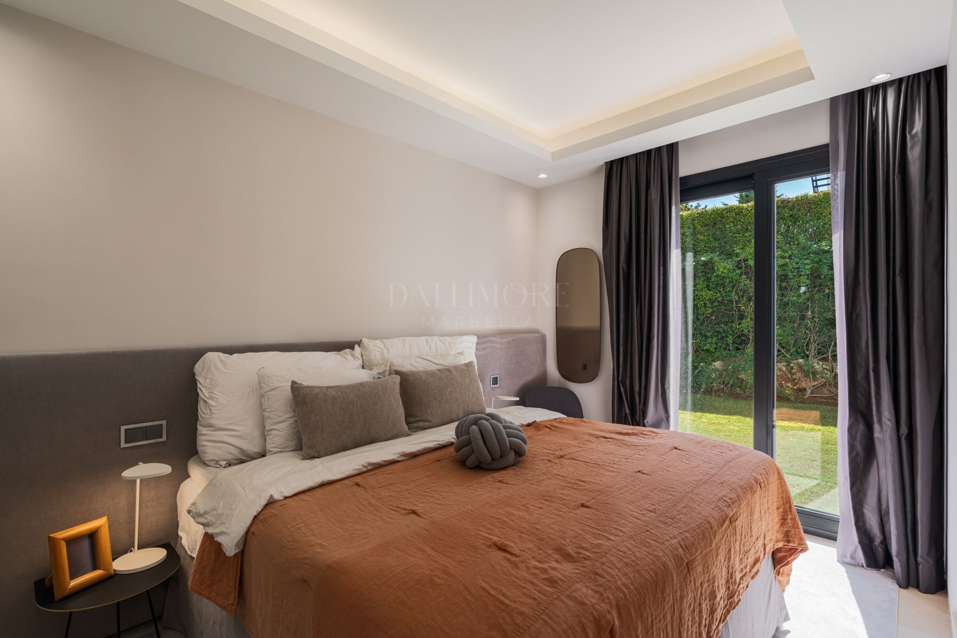 Five-Bedroom Villa with Pool and Panoramic Solarium