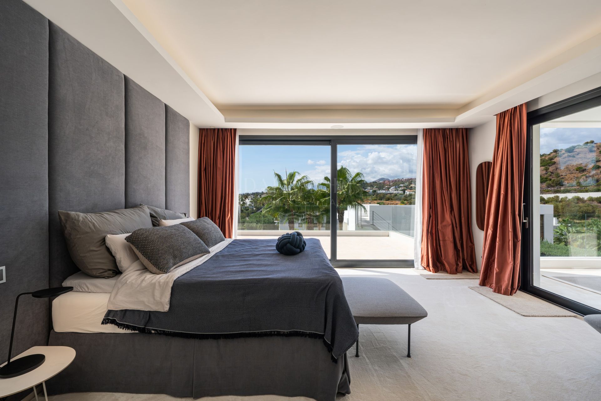Five-Bedroom Villa with Pool and Panoramic Solarium