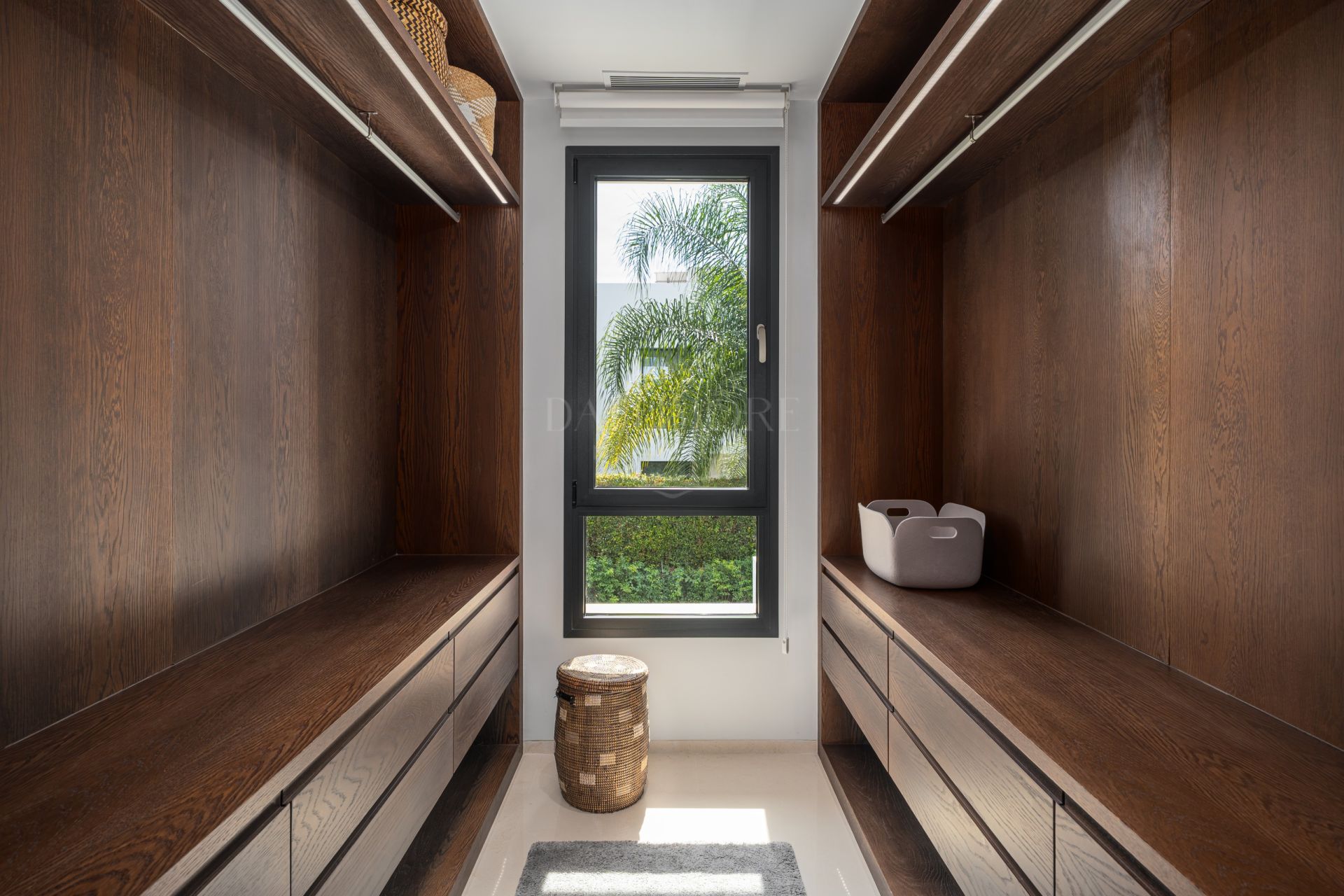 Five-Bedroom Villa with Pool and Panoramic Solarium