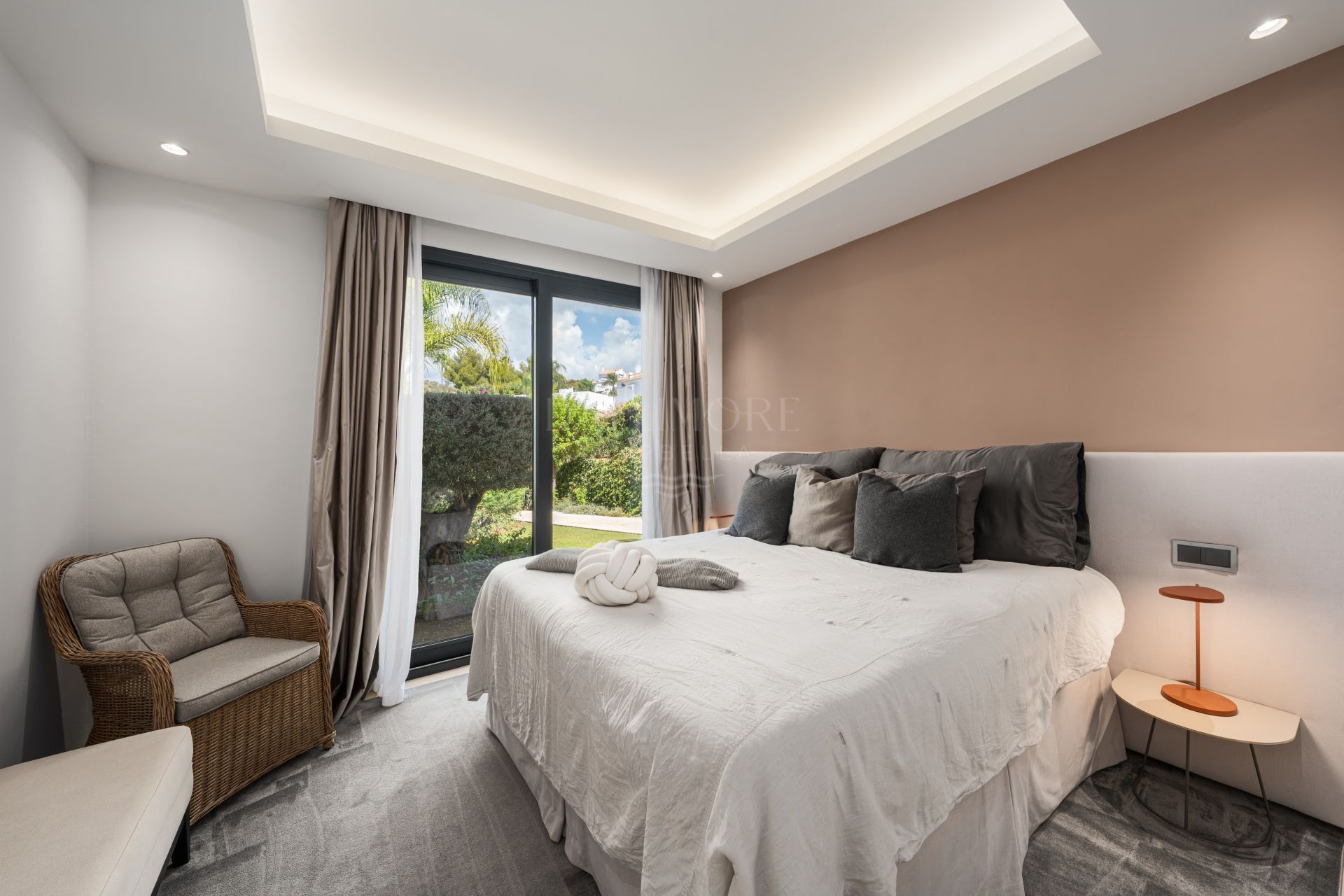 Five-Bedroom Villa with Pool and Panoramic Solarium