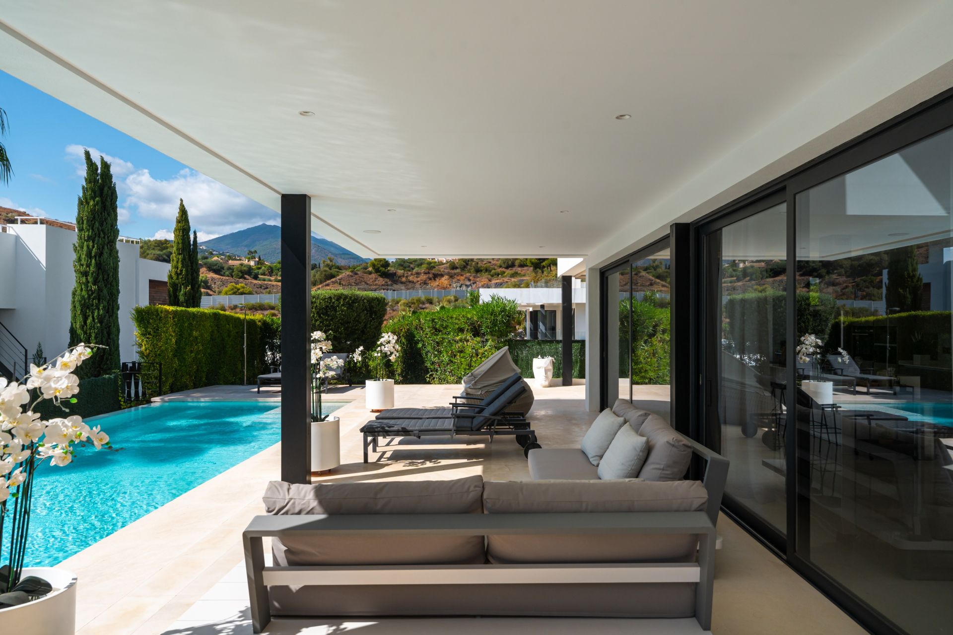 Five-Bedroom Villa with Pool and Panoramic Solarium
