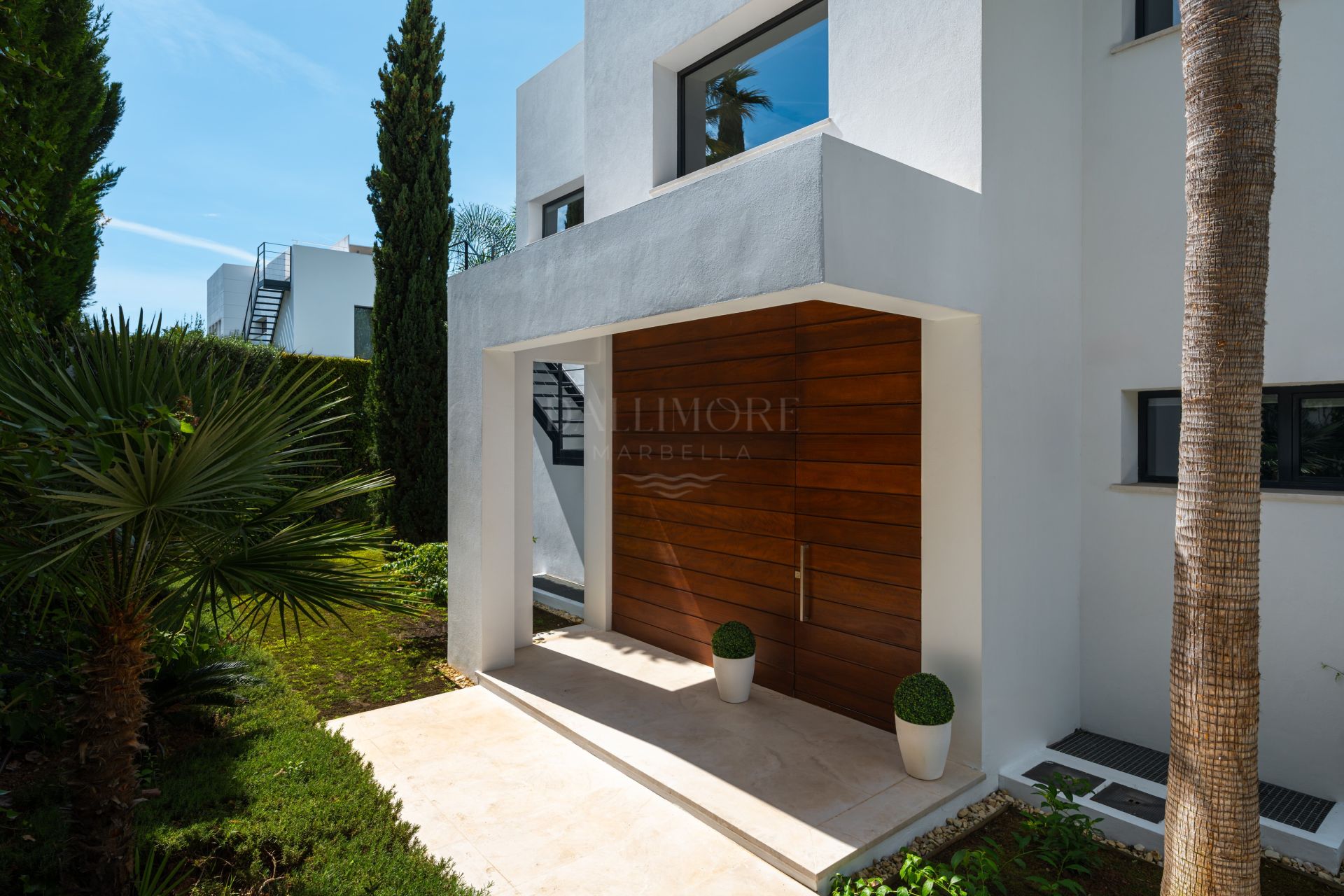 Five-Bedroom Villa with Pool and Panoramic Solarium