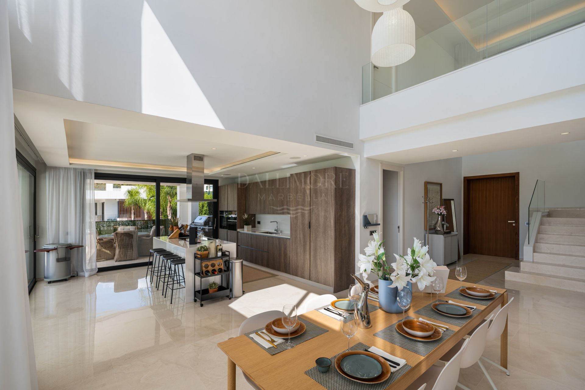 Five-Bedroom Villa with Pool and Panoramic Solarium