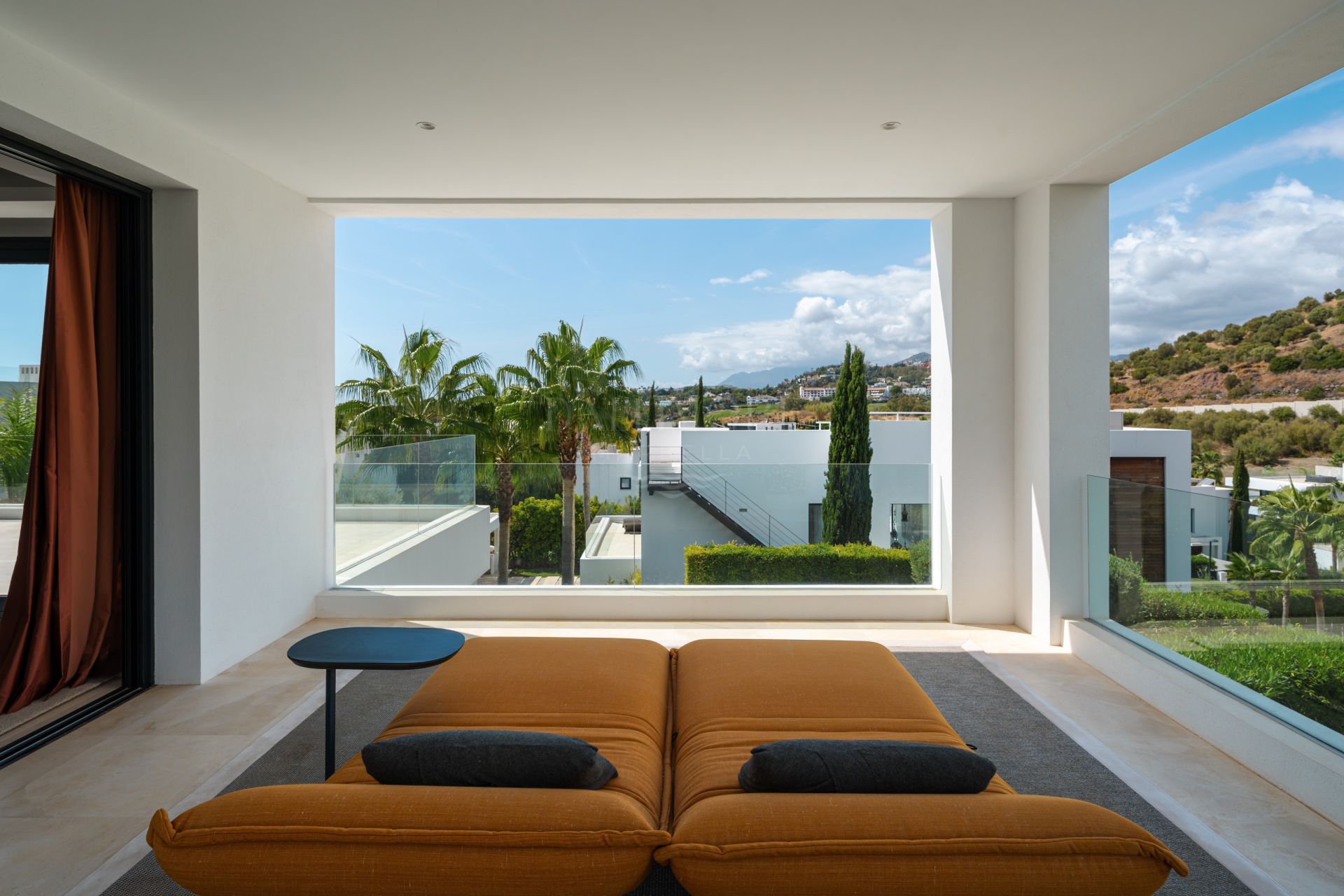 Five-Bedroom Villa with Pool and Panoramic Solarium