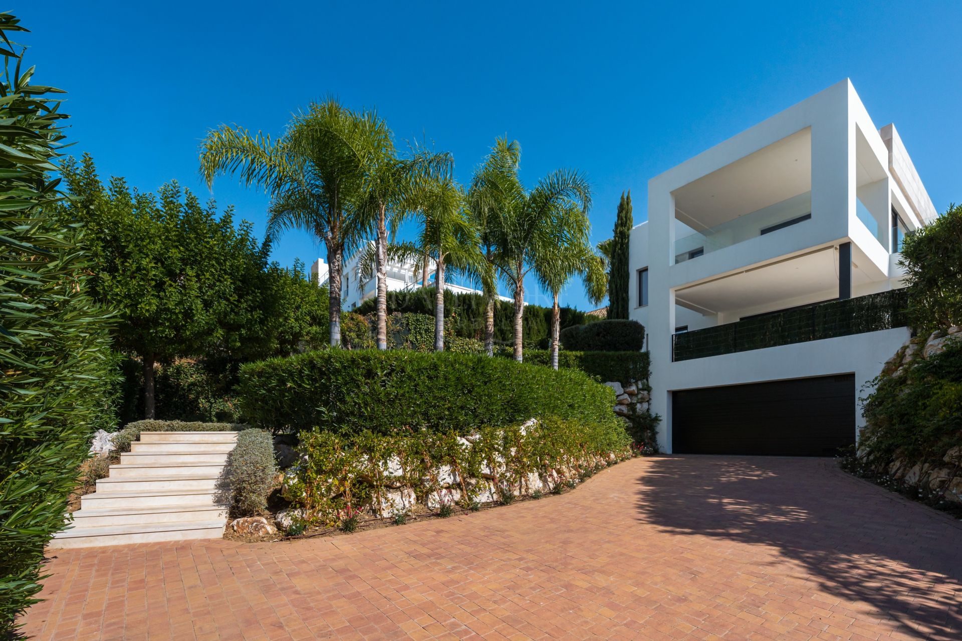 Five-Bedroom Villa with Pool and Panoramic Solarium