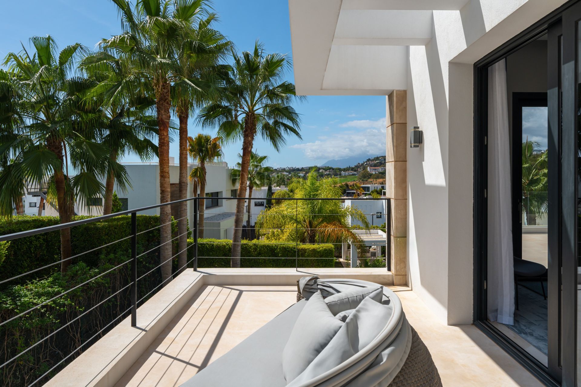 Five-Bedroom Villa with Pool and Panoramic Solarium
