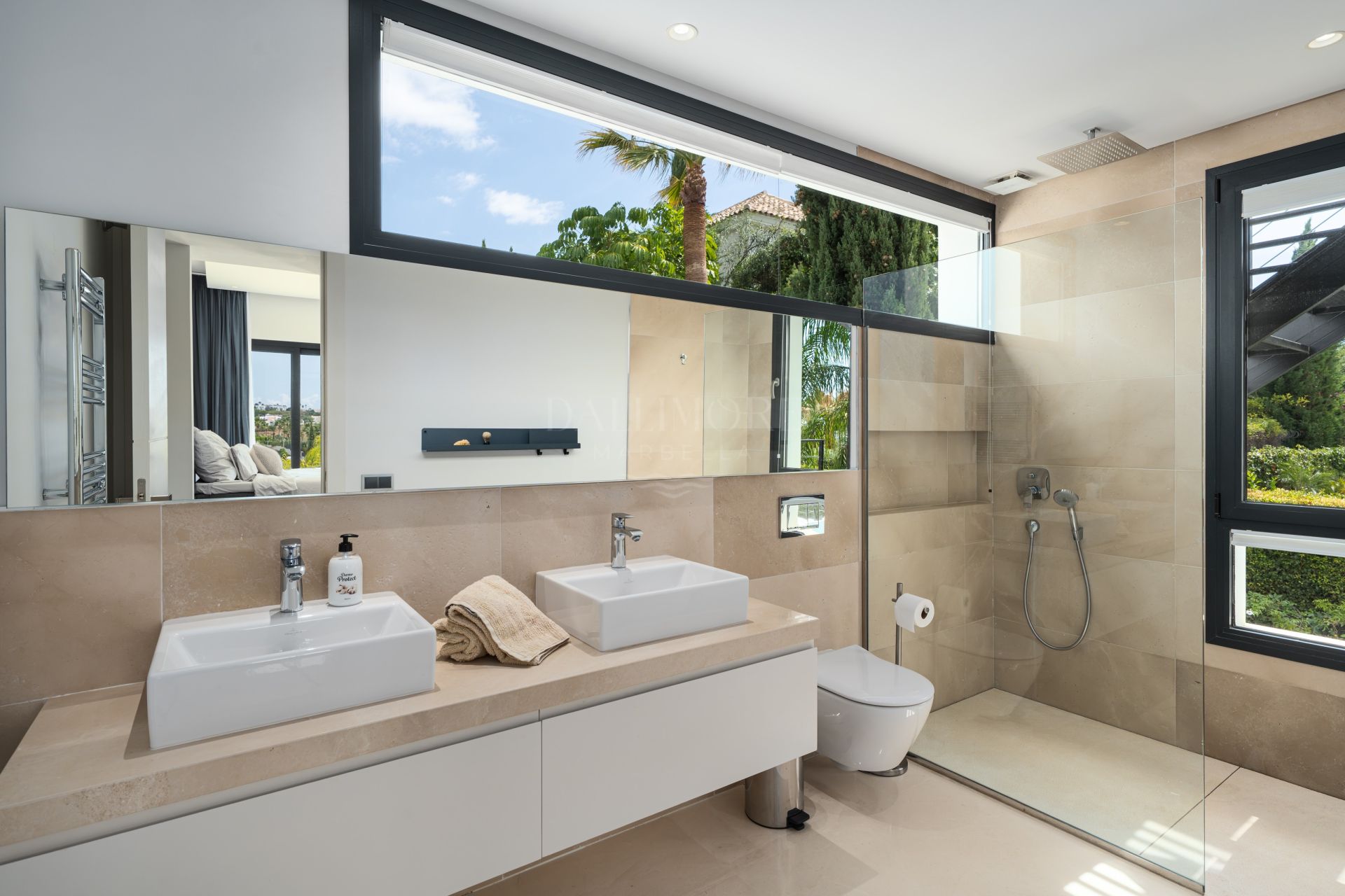 Five-Bedroom Villa with Pool and Panoramic Solarium