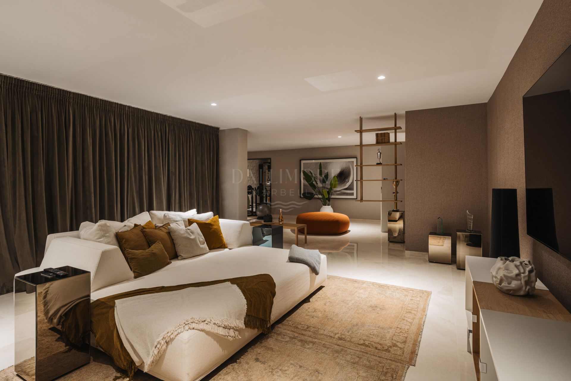 Five-Bedroom Villa with Pool and Panoramic Solarium