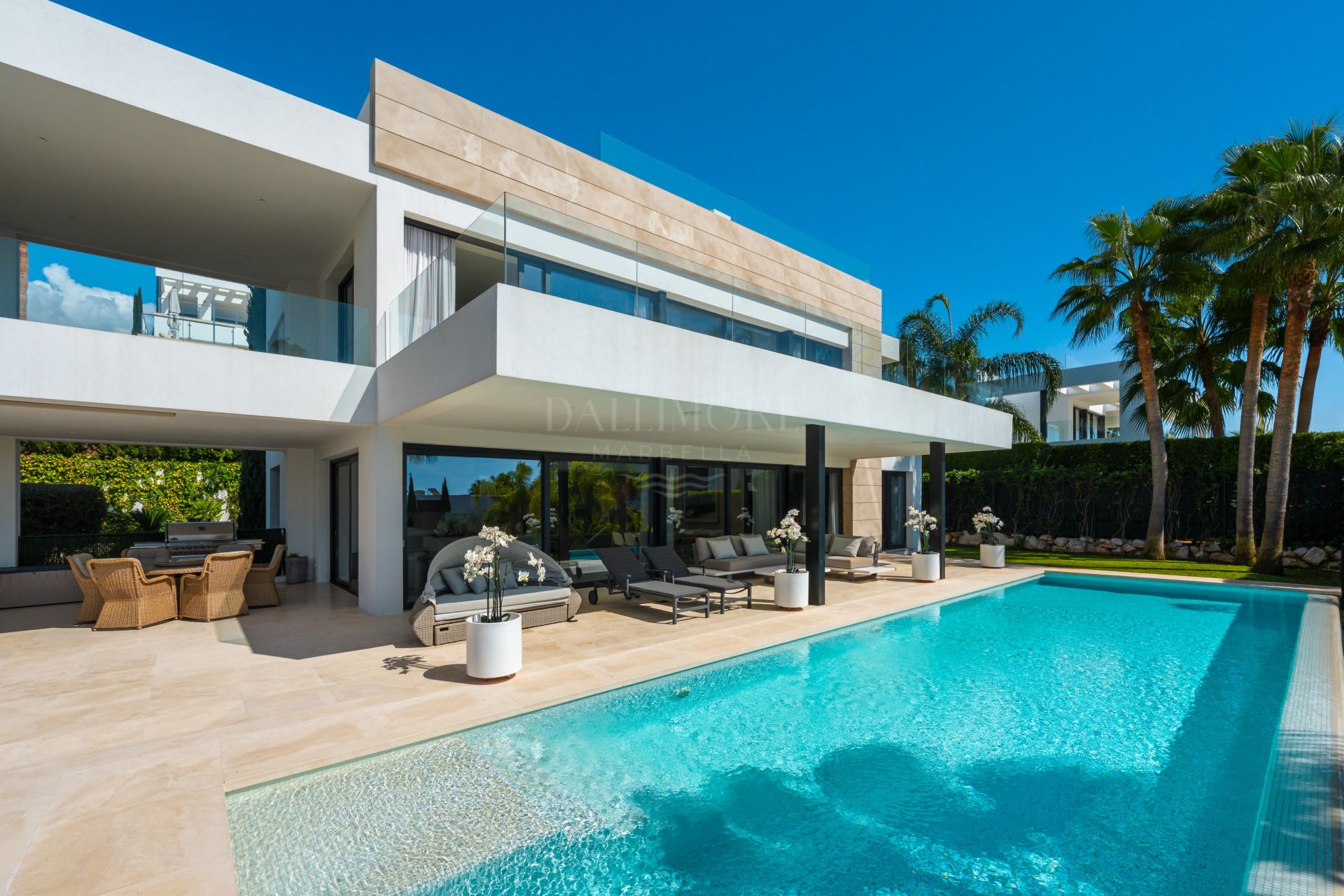 Five-Bedroom Villa with Pool and Panoramic Solarium
