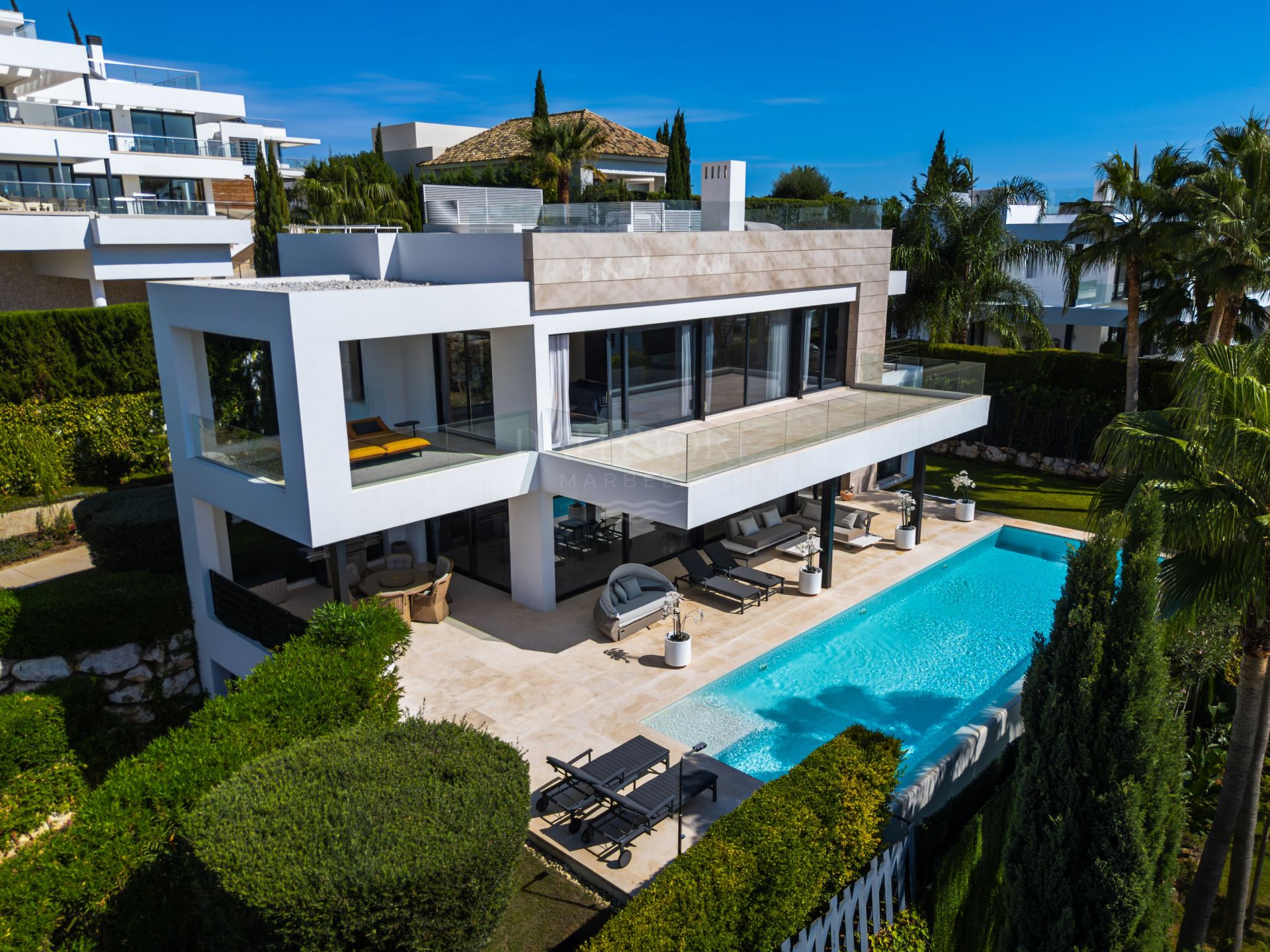 Five-Bedroom Villa with Pool and Panoramic Solarium