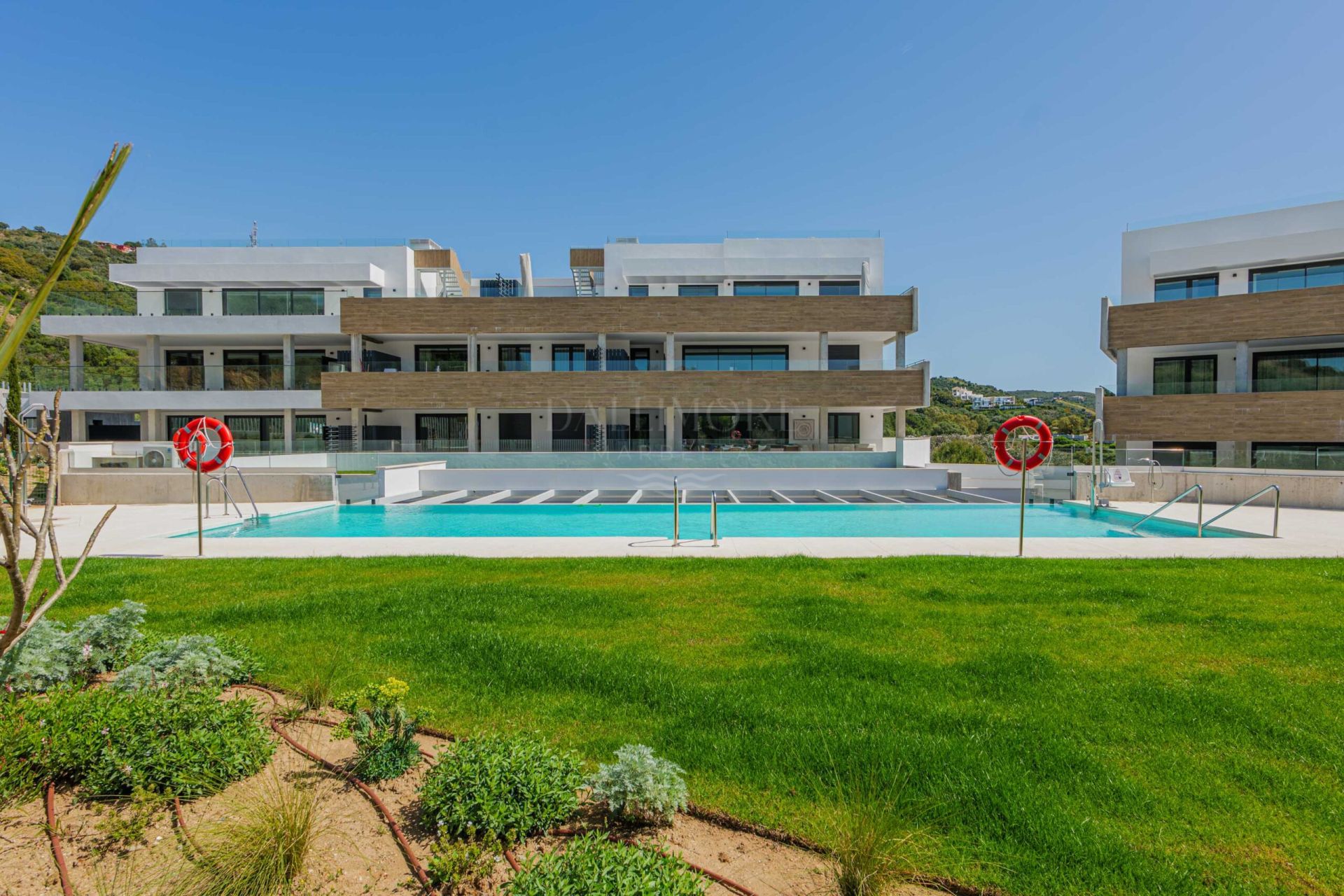 Spacious 2-Bedroom Apartment with Sea and Mountain Views in Marbella East