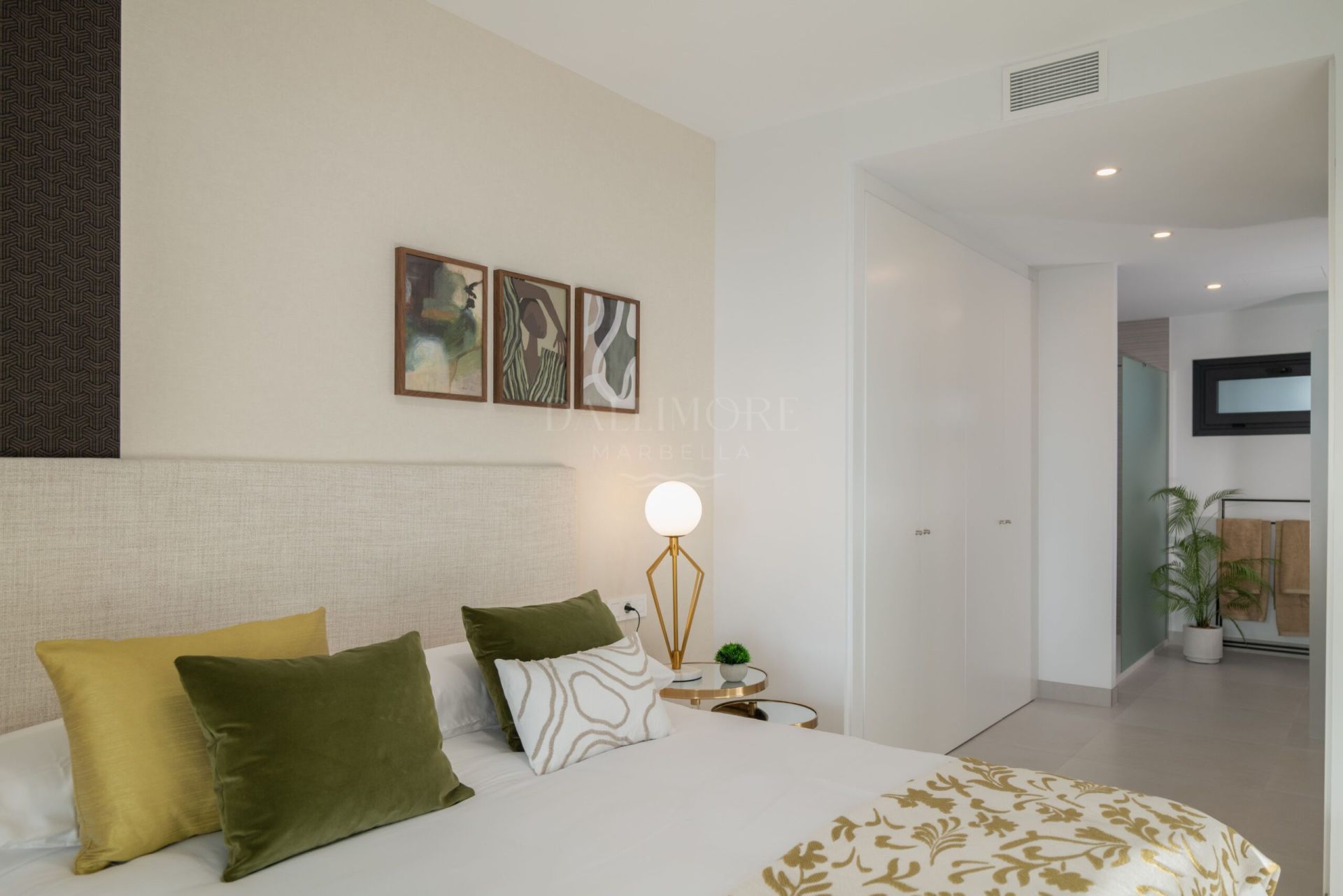 Spacious 2-Bedroom Apartment with Sea and Mountain Views in Marbella East