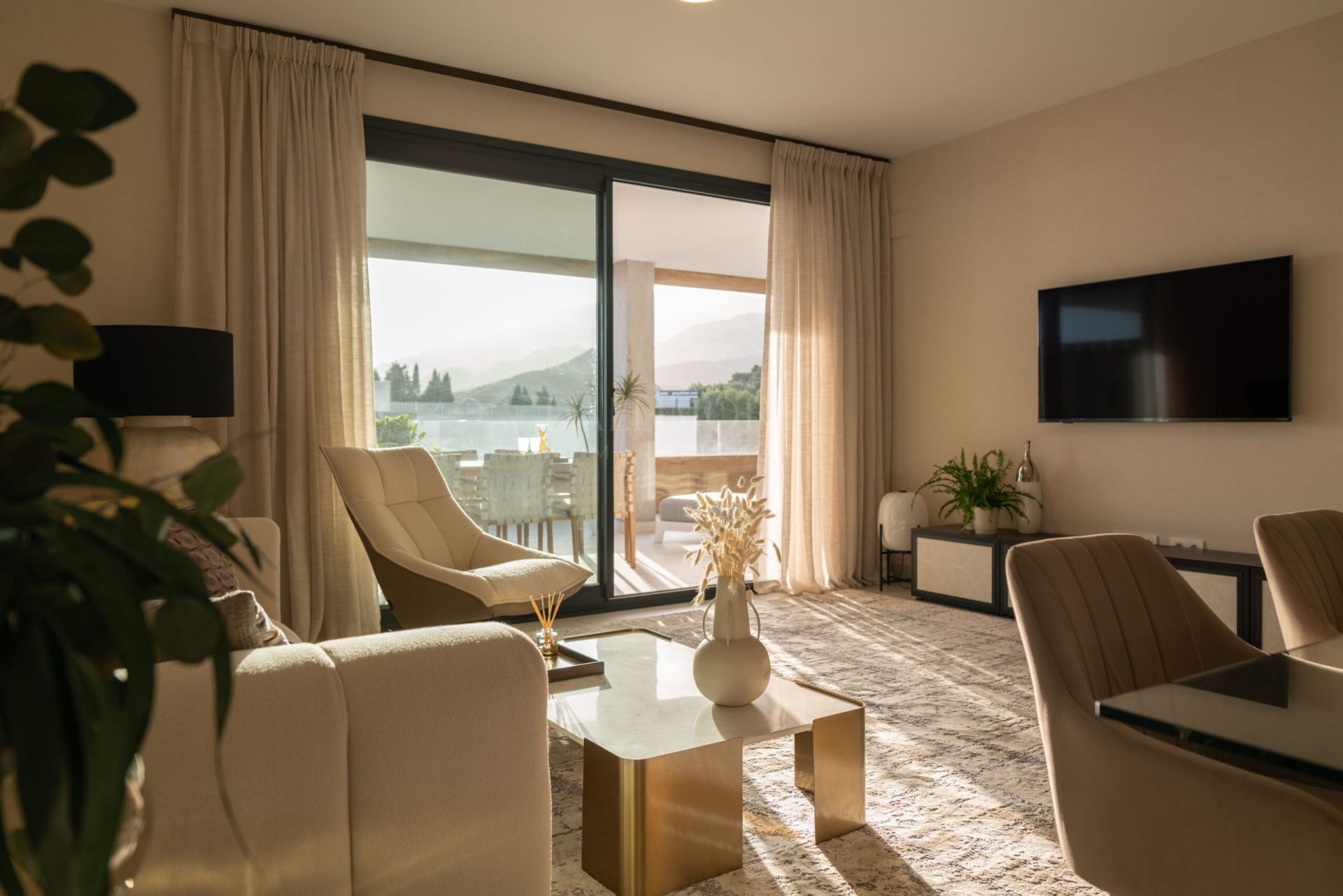 Spacious 2-Bedroom Apartment with Sea and Mountain Views in Marbella East
