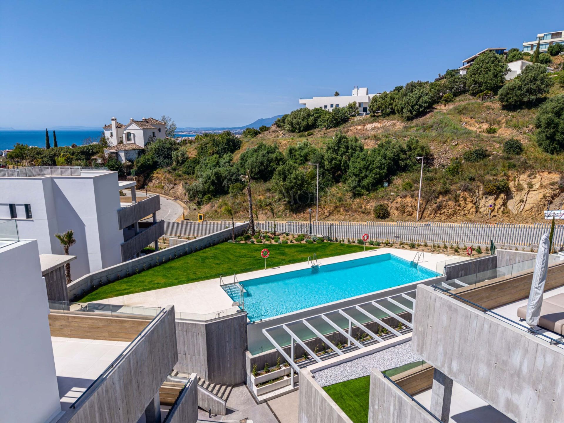 Spacious 2-Bedroom Apartment with Sea and Mountain Views in Marbella East