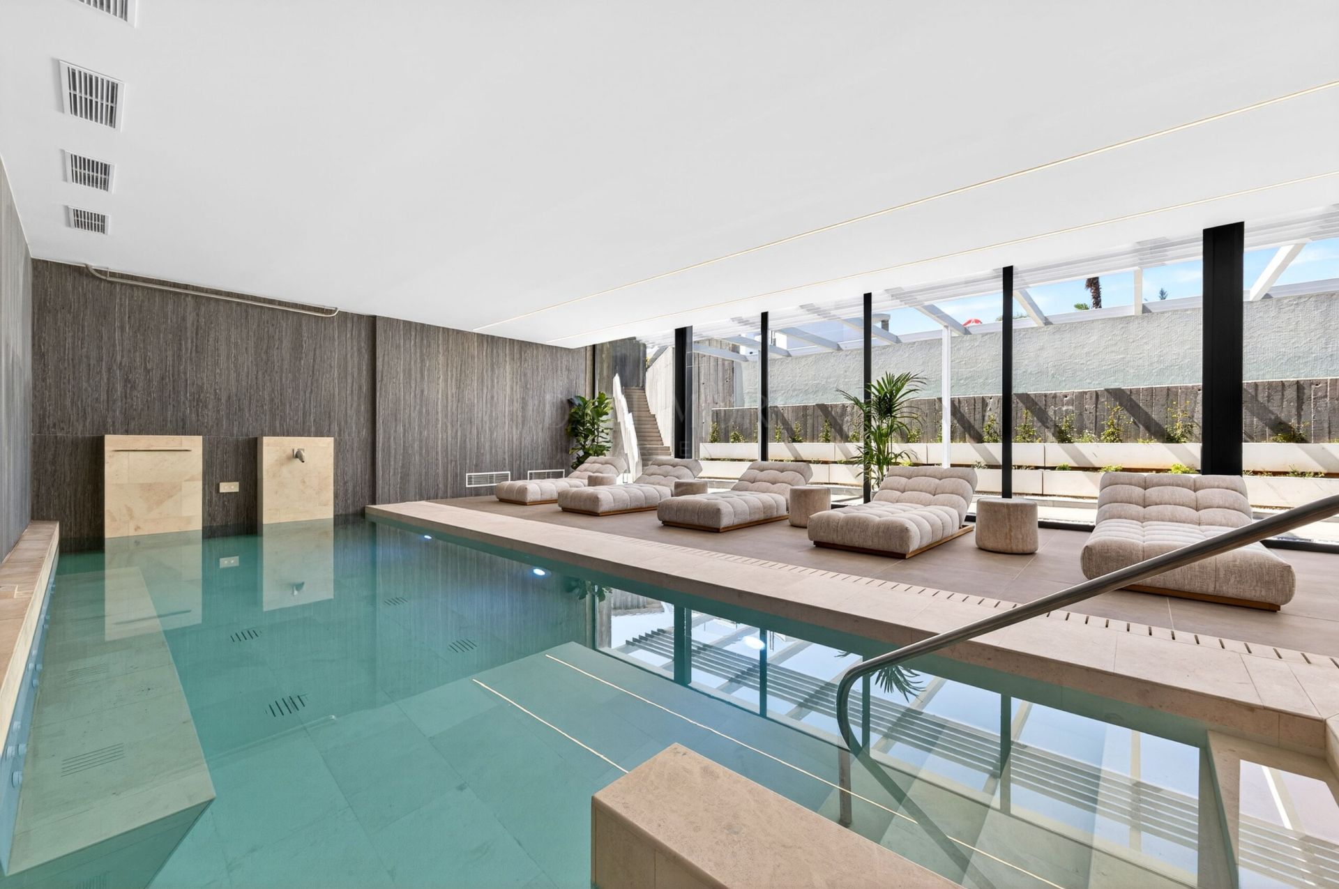 Spacious 2-Bedroom Apartment with Sea and Mountain Views in Marbella East