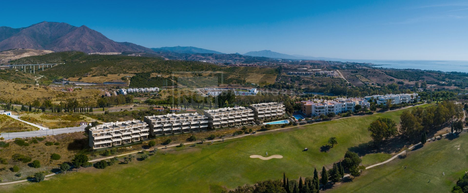 Sunny Golf, modernos apartamentos y áticos en primera línea de Golf en Estepona.