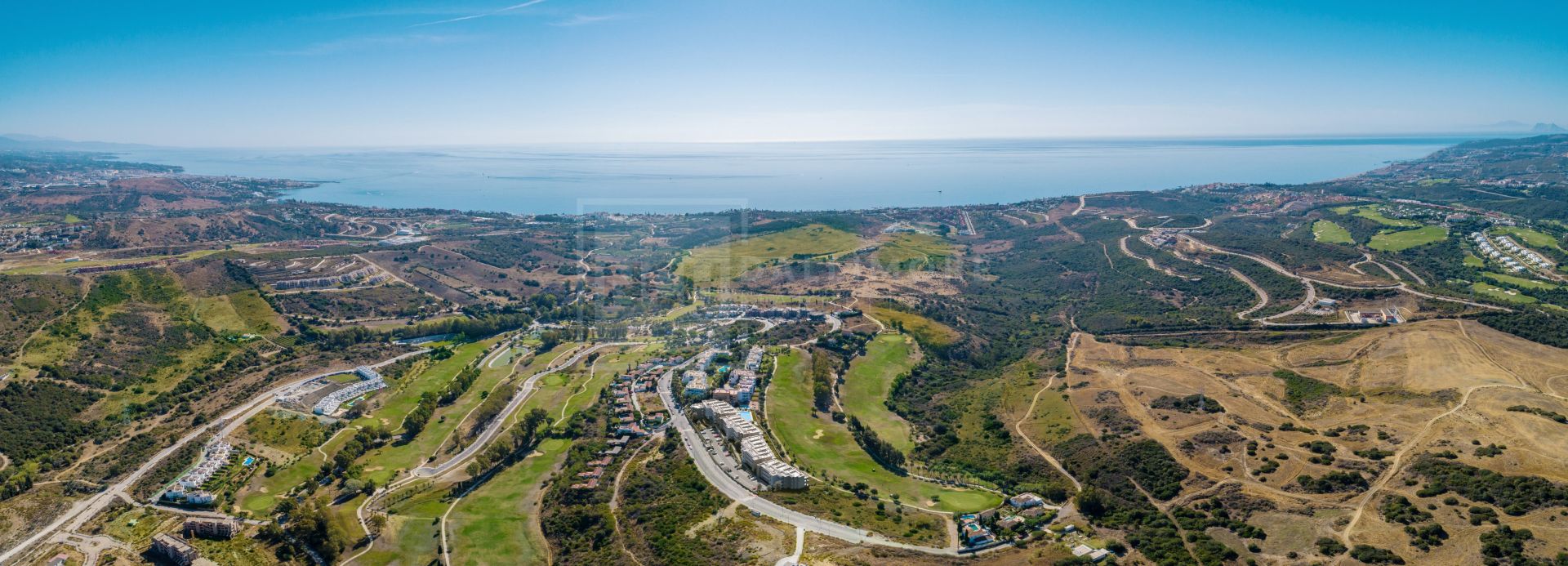 Sunny Golf, modernos apartamentos y áticos en primera línea de Golf en Estepona.
