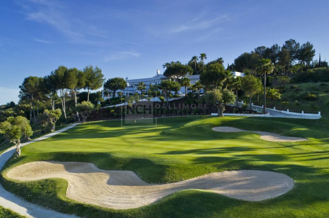 Sunny Golf, modernos apartamentos y áticos en primera línea de Golf en Estepona.