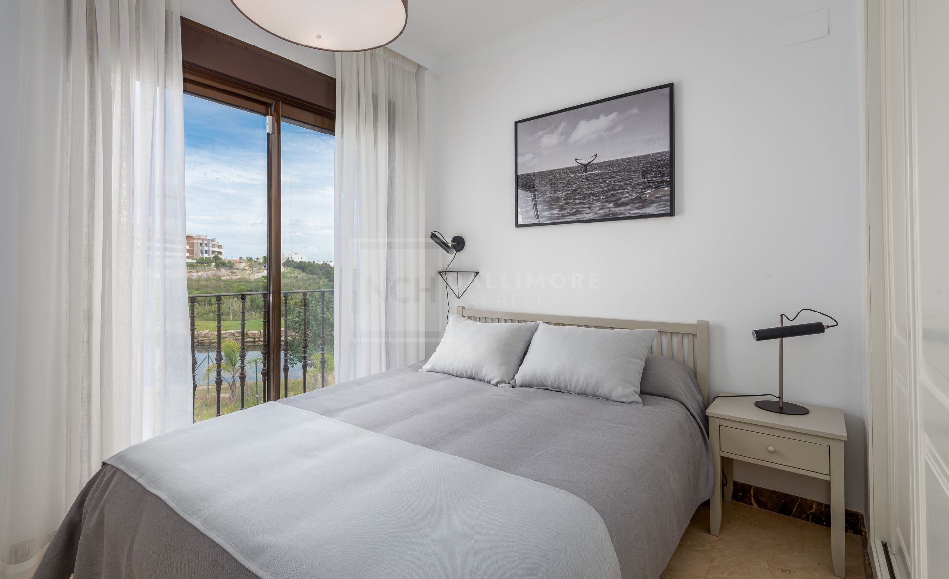 Villas y Pareadas en primera Línea de Golf en Estepona. Azata Golf Villas es un complejo residencial compuesto de 45 chalets independientes y pareados ubicados en un entorno paradisíaco, rodeado de lagos y greens dentro del complejo de Azata Golf.