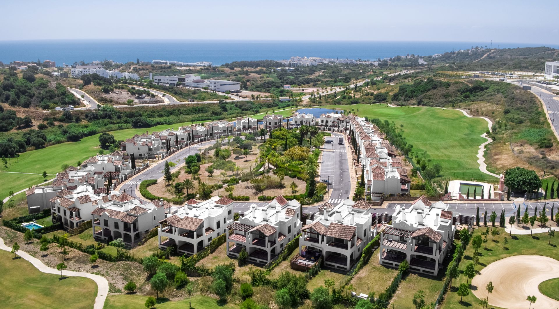 Villas y Pareadas en primera Línea de Golf en Estepona. Azata Golf Villas es un complejo residencial compuesto de 45 chalets independientes y pareados ubicados en un entorno paradisíaco, rodeado de lagos y greens dentro del complejo de Azata Golf.