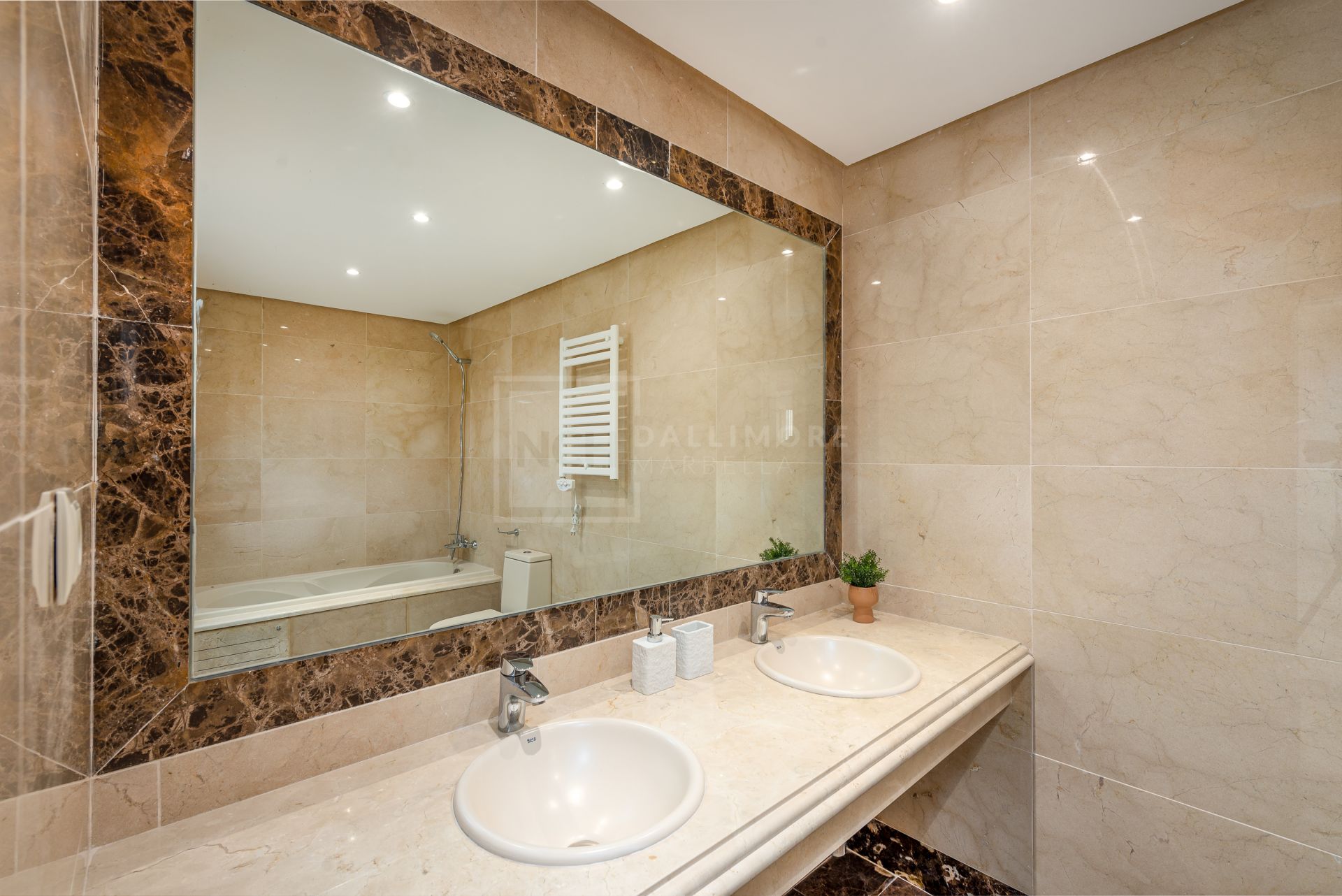 Villas y Pareadas en primera Línea de Golf en Estepona. Azata Golf Villas es un complejo residencial compuesto de 45 chalets independientes y pareados ubicados en un entorno paradisíaco, rodeado de lagos y greens dentro del complejo de Azata Golf.