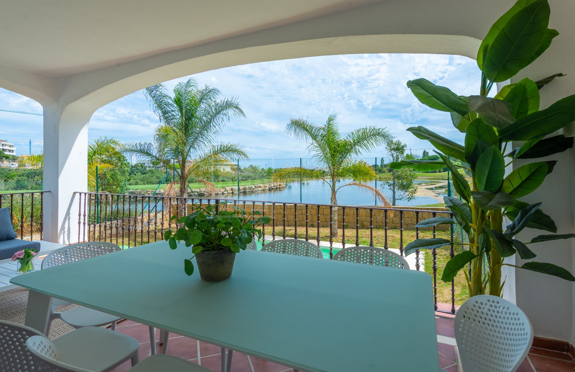 Villas y Pareadas en primera Línea de Golf en Estepona. Azata Golf Villas es un complejo residencial compuesto de 45 chalets independientes y pareados ubicados en un entorno paradisíaco, rodeado de lagos y greens dentro del complejo de Azata Golf.
