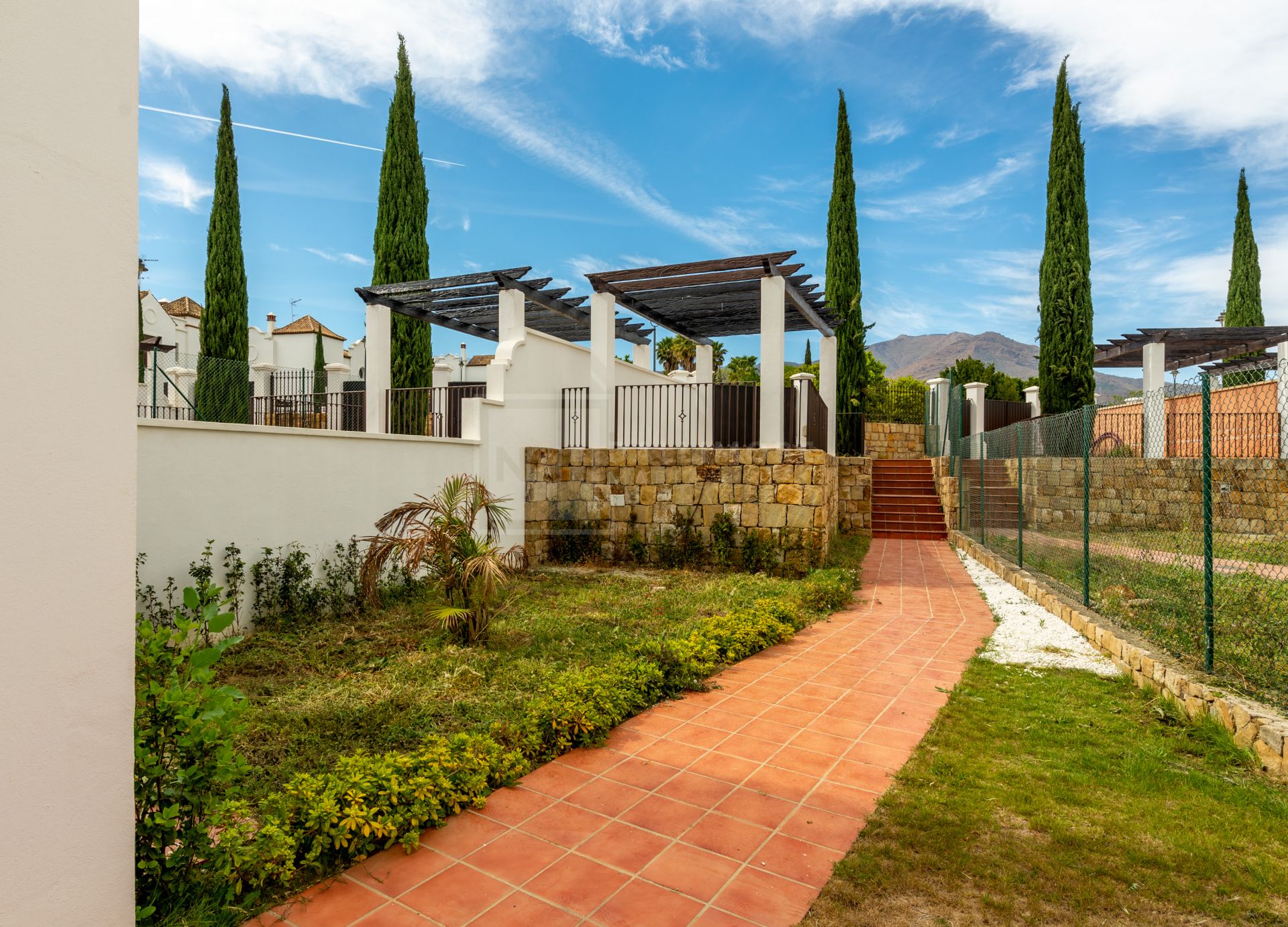 Villas y Pareadas en primera Línea de Golf en Estepona. Azata Golf Villas es un complejo residencial compuesto de 45 chalets independientes y pareados ubicados en un entorno paradisíaco, rodeado de lagos y greens dentro del complejo de Azata Golf.