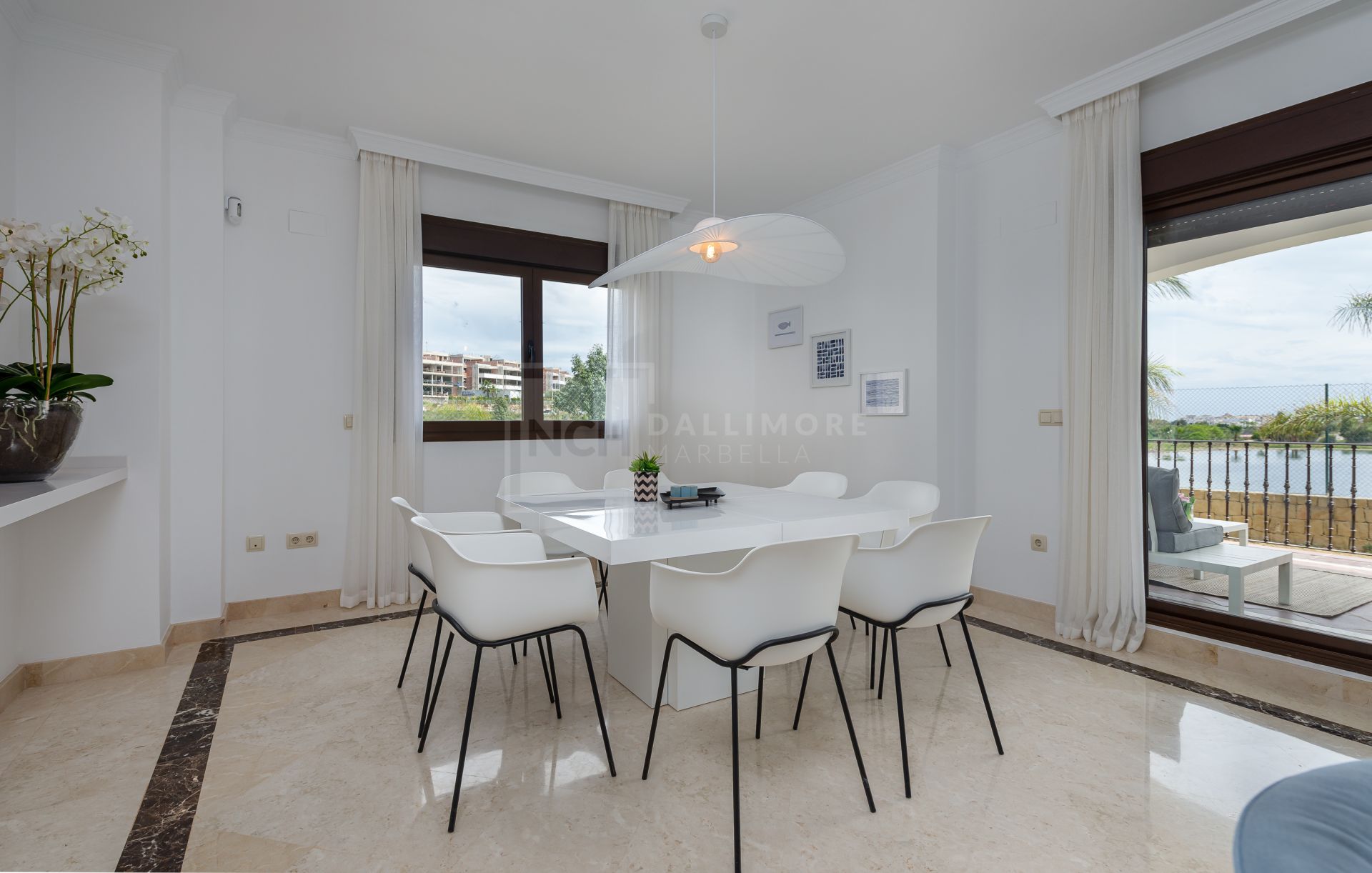 Villas y Pareadas en primera Línea de Golf en Estepona. Azata Golf Villas es un complejo residencial compuesto de 45 chalets independientes y pareados ubicados en un entorno paradisíaco, rodeado de lagos y greens dentro del complejo de Azata Golf.