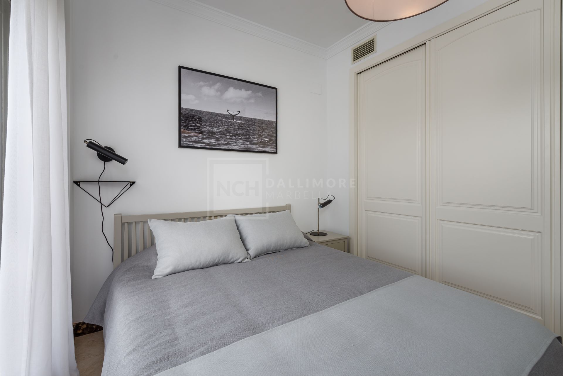 Villas y Pareadas en primera Línea de Golf en Estepona. Azata Golf Villas es un complejo residencial compuesto de 45 chalets independientes y pareados ubicados en un entorno paradisíaco, rodeado de lagos y greens dentro del complejo de Azata Golf.