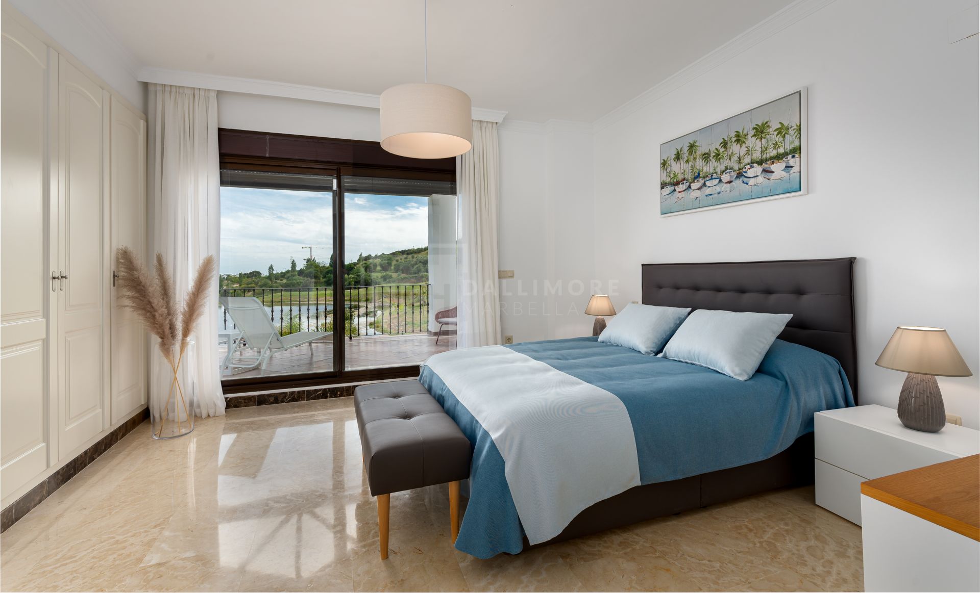 Villas y Pareadas en primera Línea de Golf en Estepona. Azata Golf Villas es un complejo residencial compuesto de 45 chalets independientes y pareados ubicados en un entorno paradisíaco, rodeado de lagos y greens dentro del complejo de Azata Golf.
