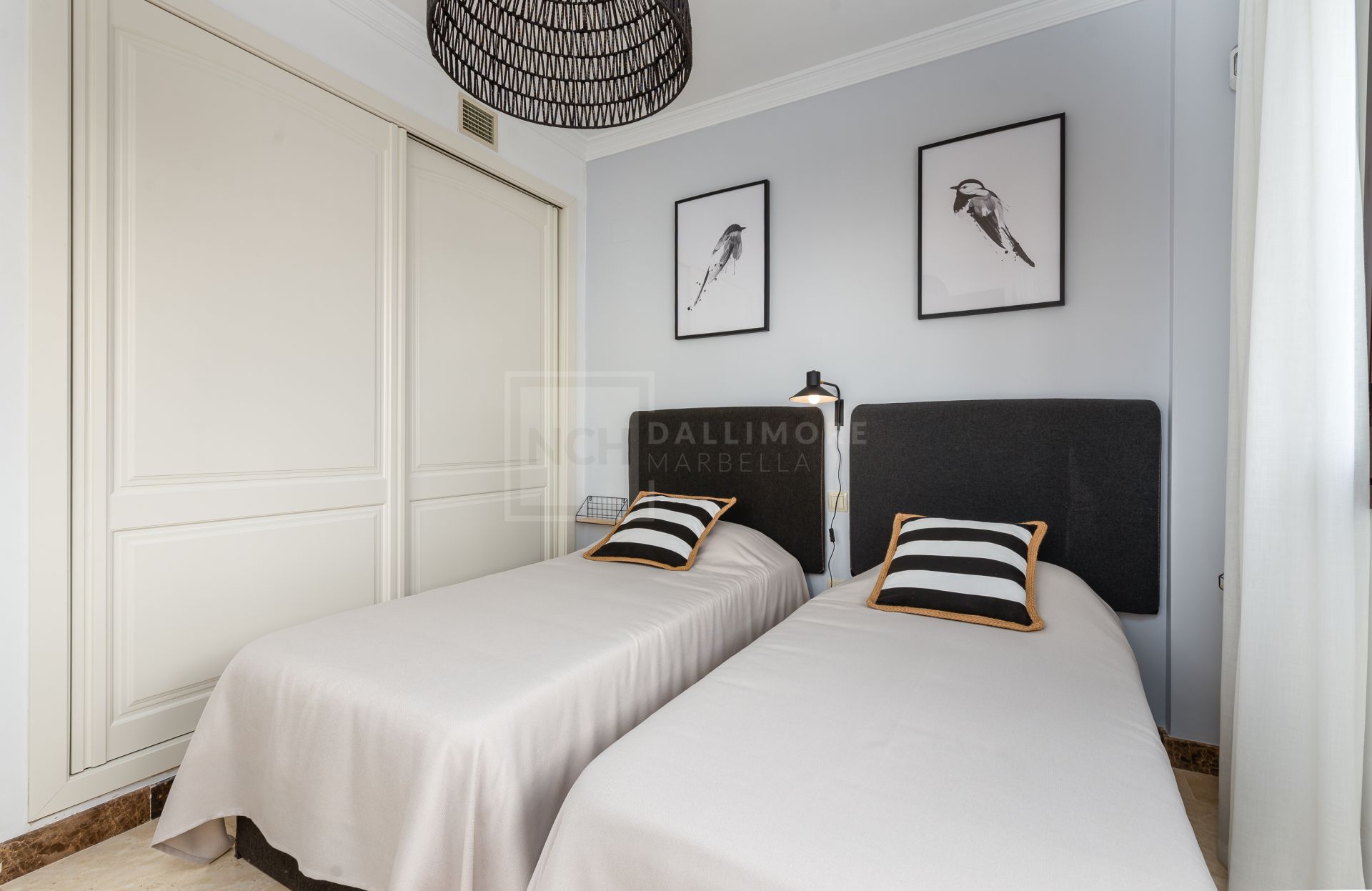 Villas y Pareadas en primera Línea de Golf en Estepona. Azata Golf Villas es un complejo residencial compuesto de 45 chalets independientes y pareados ubicados en un entorno paradisíaco, rodeado de lagos y greens dentro del complejo de Azata Golf.