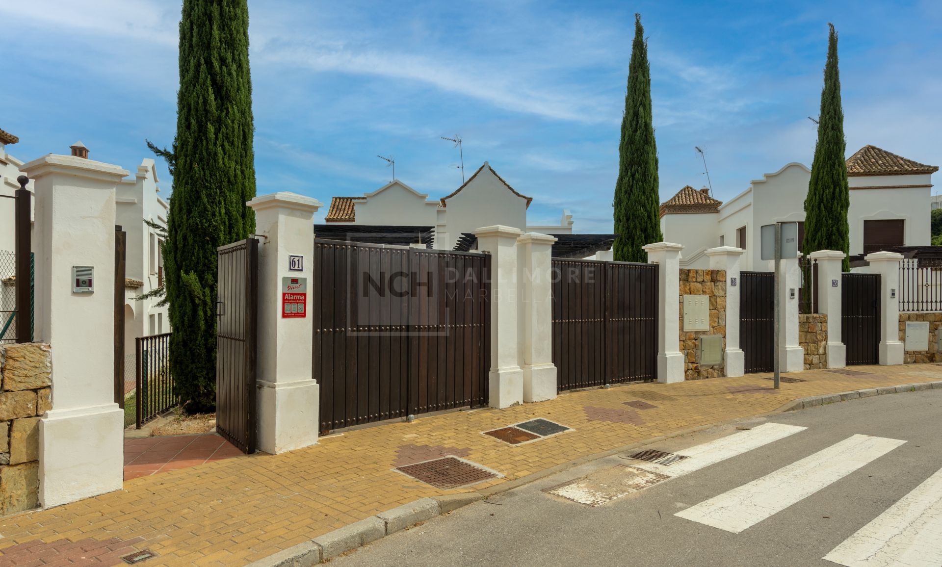 Villas y Pareadas en primera Línea de Golf en Estepona. Azata Golf Villas es un complejo residencial compuesto de 45 chalets independientes y pareados ubicados en un entorno paradisíaco, rodeado de lagos y greens dentro del complejo de Azata Golf.