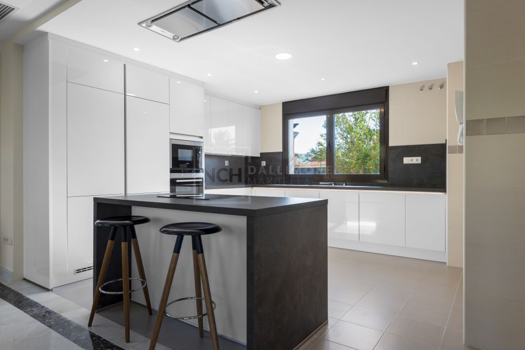 Villas y Pareadas en primera Línea de Golf en Estepona. Azata Golf Villas es un complejo residencial compuesto de 45 chalets independientes y pareados ubicados en un entorno paradisíaco, rodeado de lagos y greens dentro del complejo de Azata Golf.