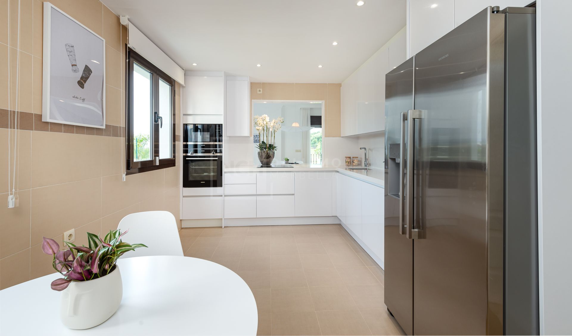 Villas y Pareadas en primera Línea de Golf en Estepona. Azata Golf Villas es un complejo residencial compuesto de 45 chalets independientes y pareados ubicados en un entorno paradisíaco, rodeado de lagos y greens dentro del complejo de Azata Golf.